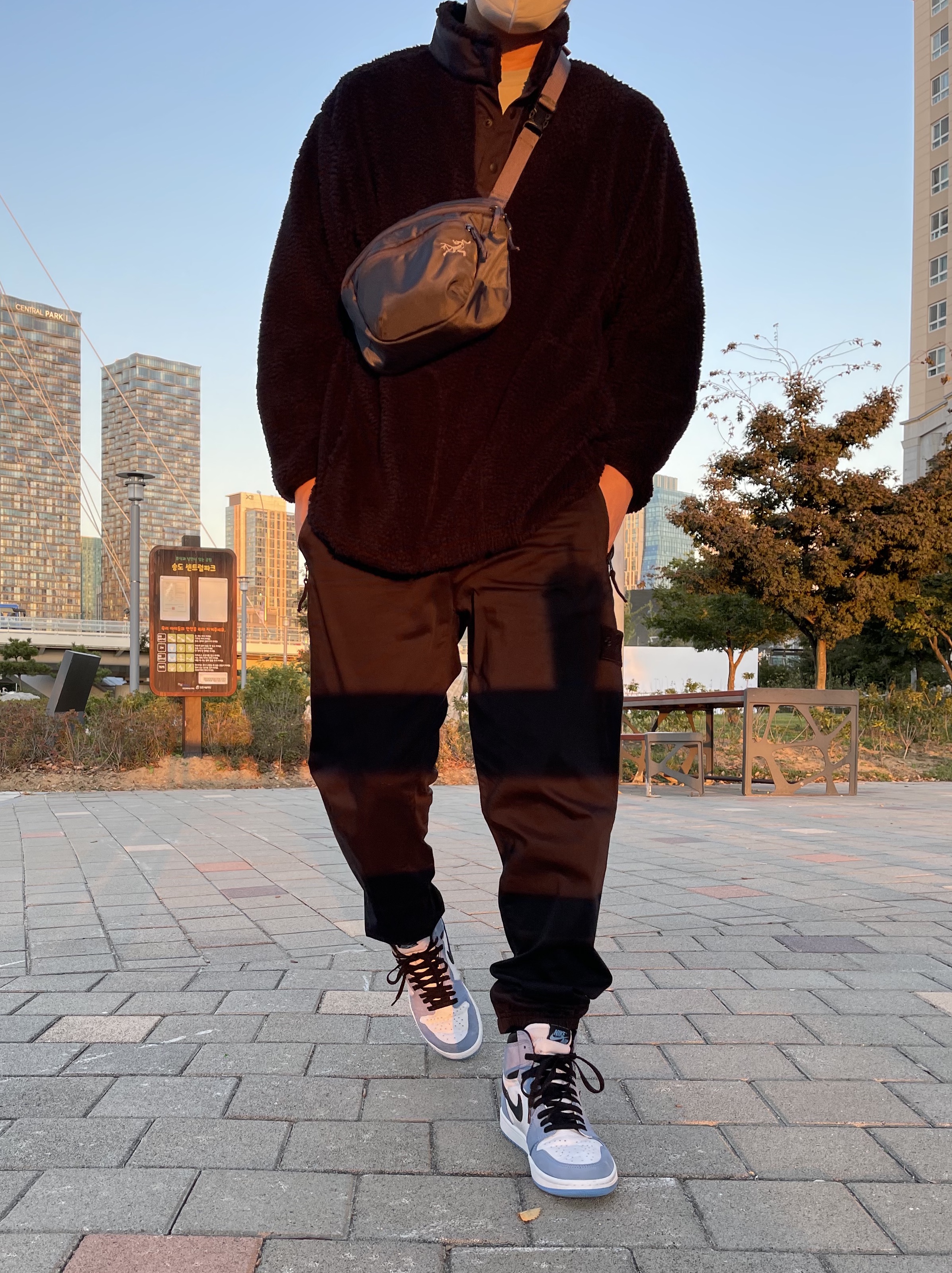 Jordan 1 Retro High OG University Blue, Arc'teryx Mantis 2 Waistpack Pilot 착용 스타일