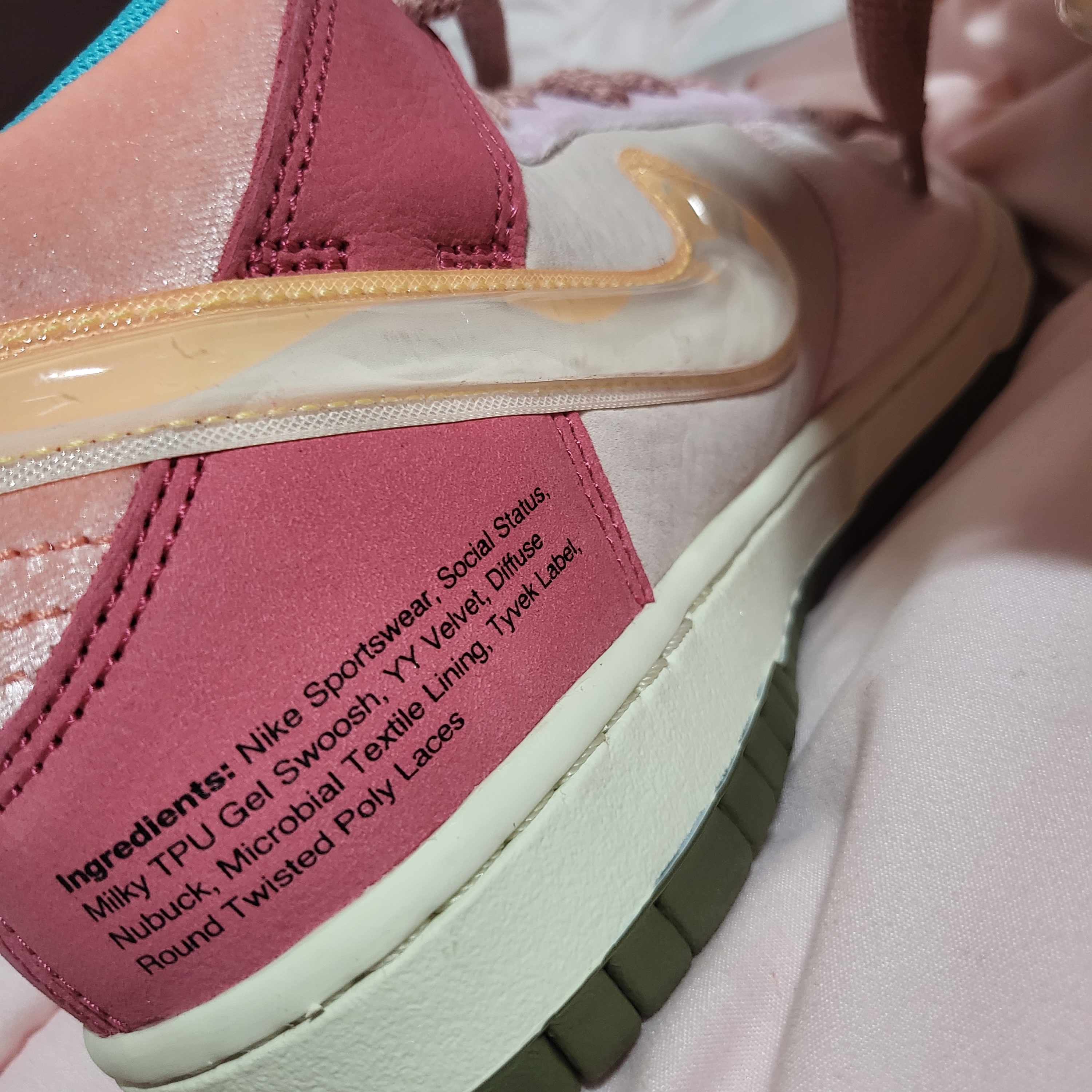 Nike x Social Status Dunk Mid Free Lunch Strawberry Milk 착용 스타일 - 3