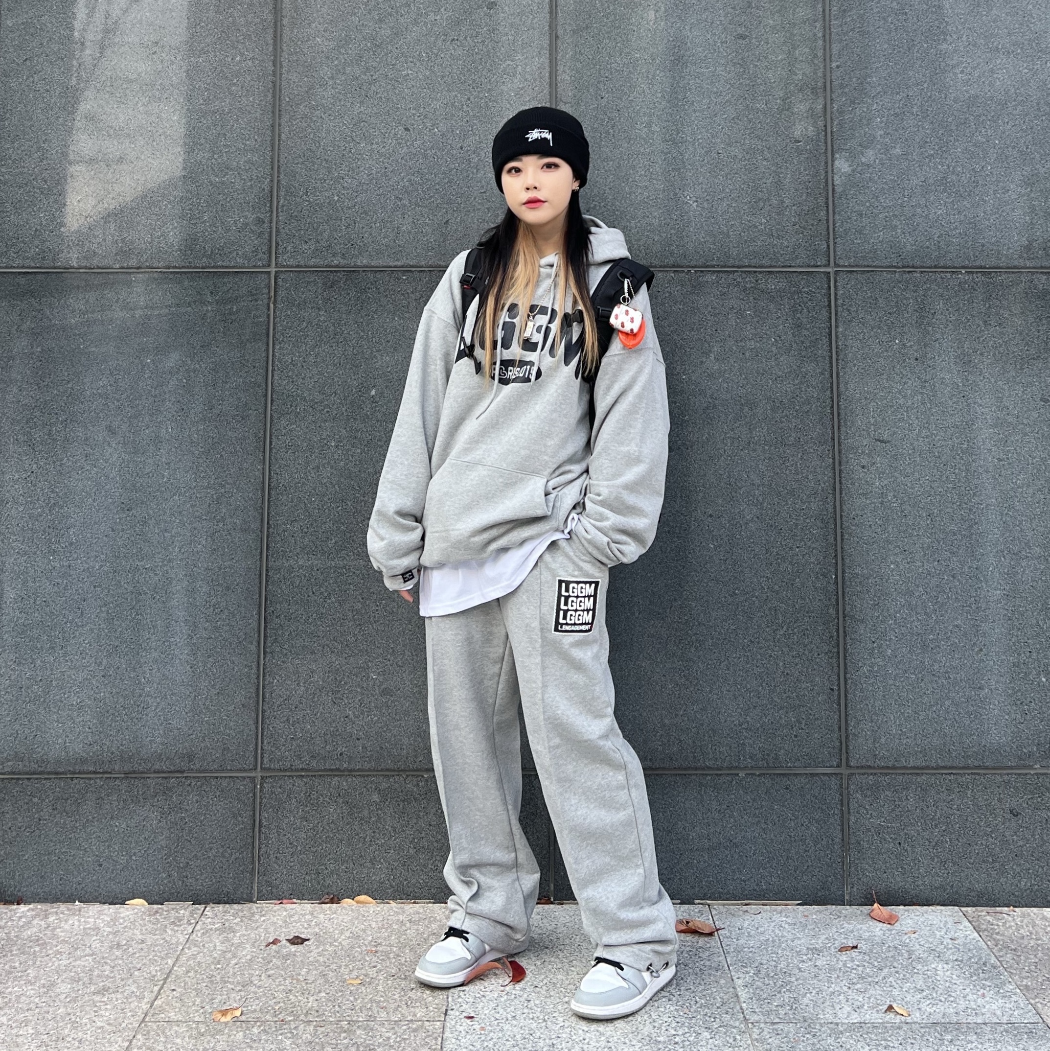 Jordan 1 Mid Light Smoke Grey, Stussy Stock Cuff Beanie Black 착용 스타일