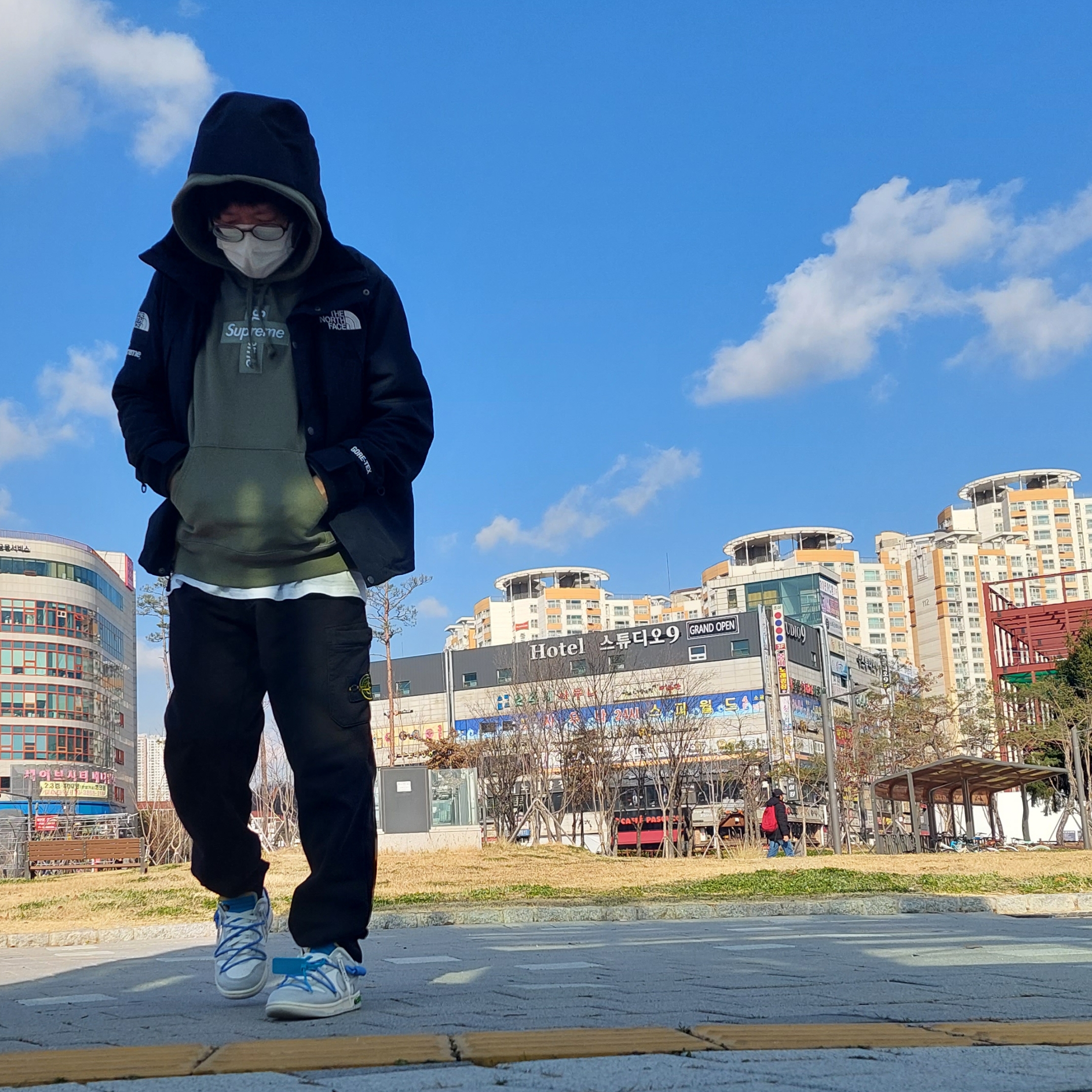 Supreme x The North Face Arc Logo Mountain Parka Black - 19SS, Supreme Cross Box Logo Hooded Sweatshirt Light Olive - 20FW 착용 스타일 - 1