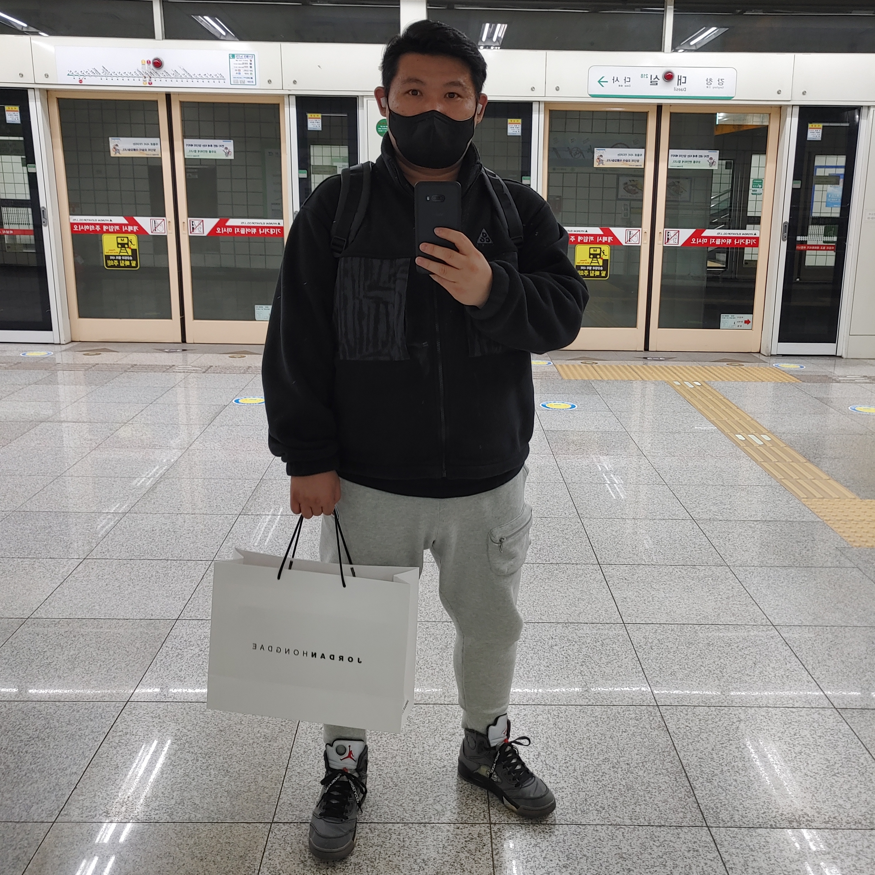 Jordan 5 x Off-White Retro SP Black Muslin 착용 스타일