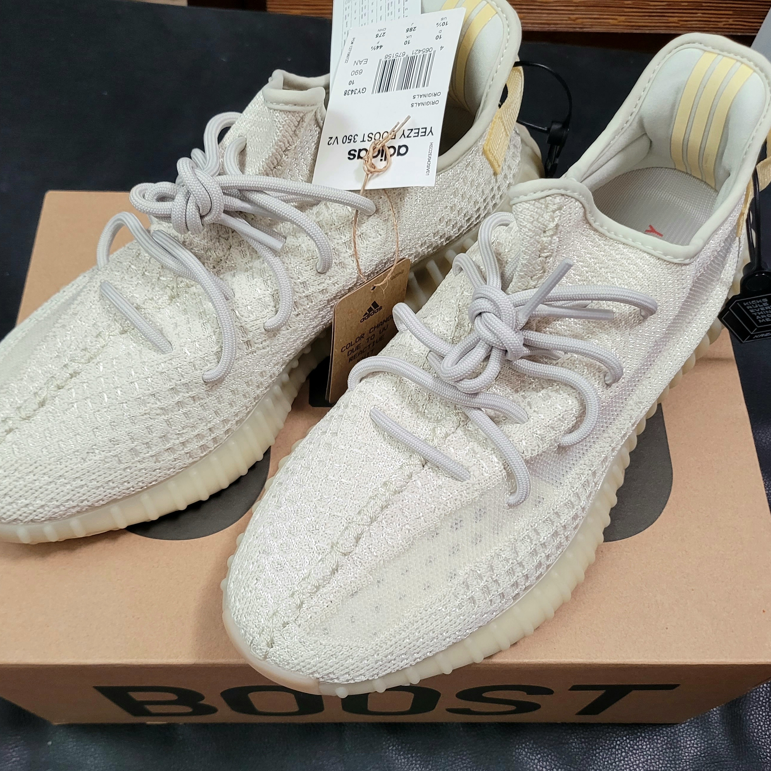 Adidas Yeezy Boost 350 V2 Light 착용 스타일