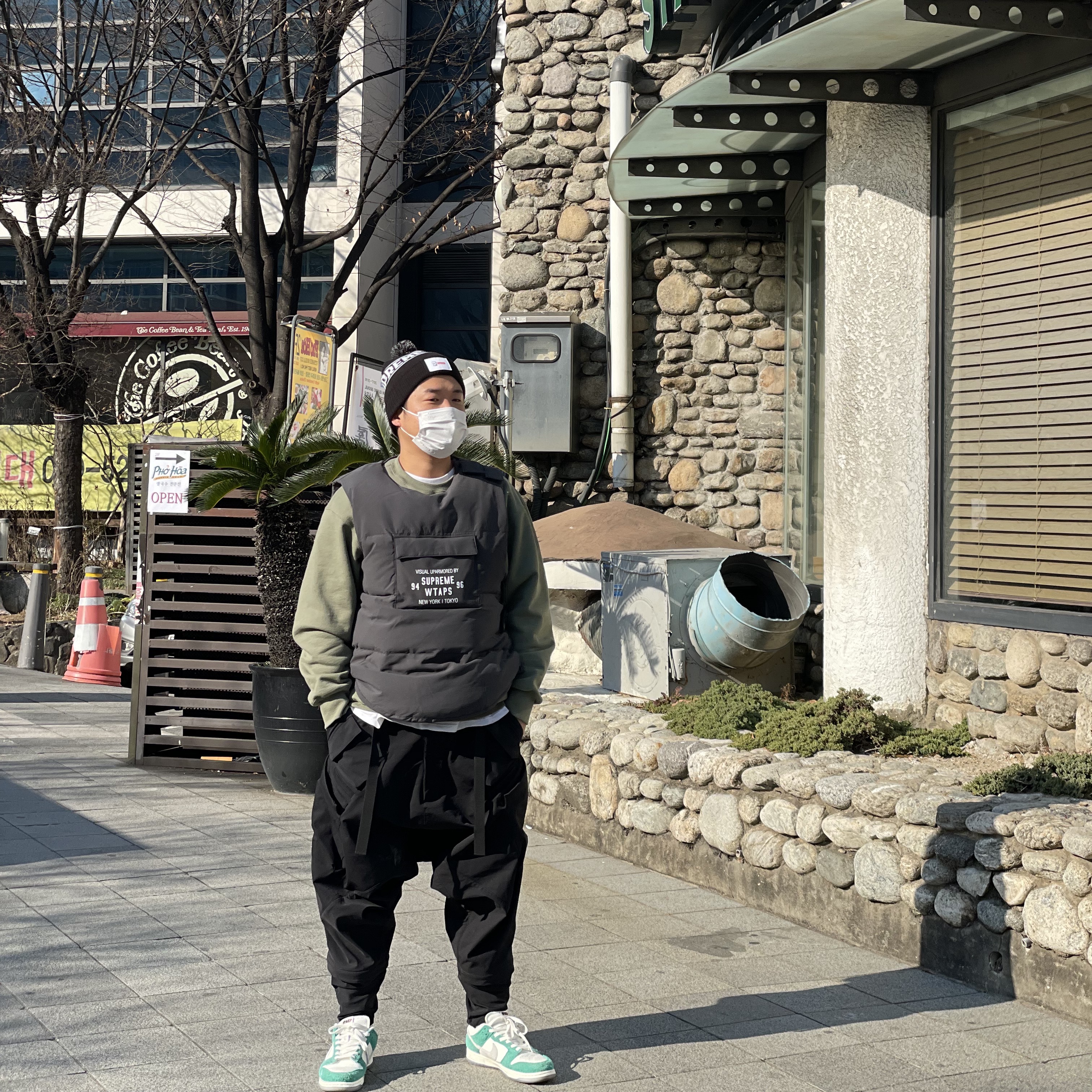 Nike x Kasina Dunk Low Road Sign - Kasina Exclusive, Supreme x WTAPS Tactical Down Vest Black - 21FW 착용 스타일 - 1