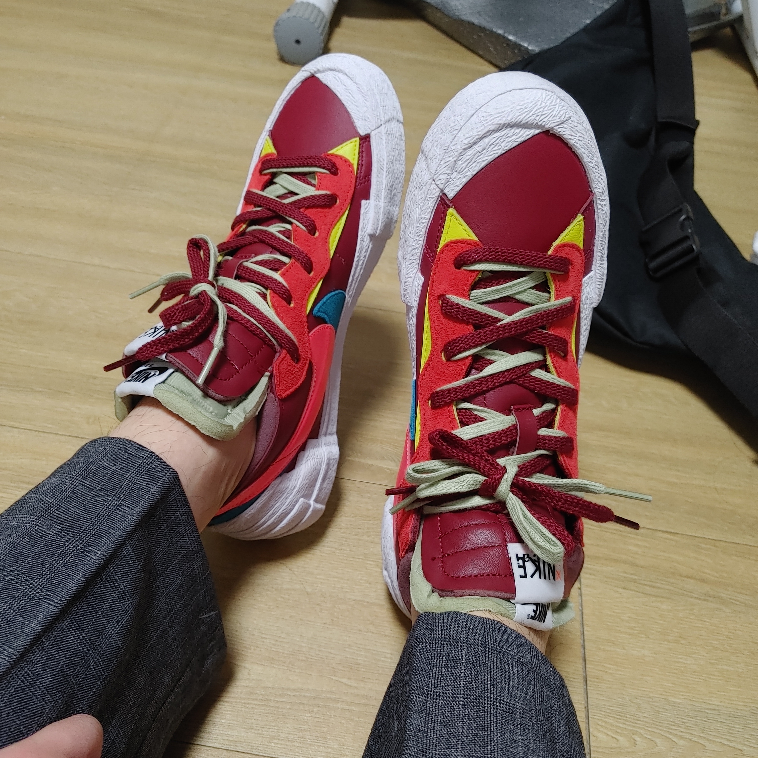 Nike x Sacai x Kaws Blazer Low Team Red 착용 스타일 - 3
