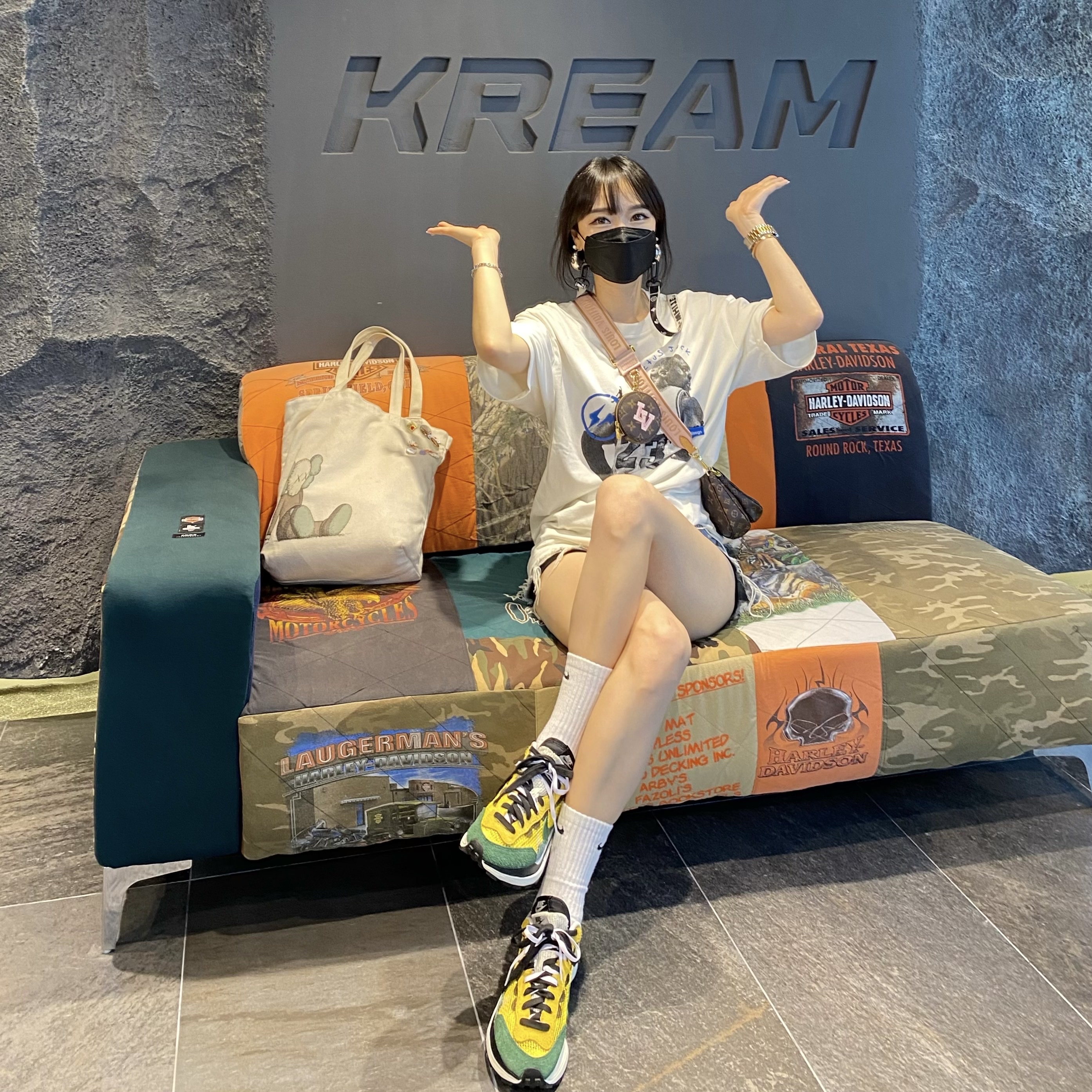 Nike x Sacai VaporWaffle Tour Yellow & Gorge Green Sail, Jordan x Travis Scott x Fragment T-Shirt Sail (DJ0619-133) 착용 스타일 - 2