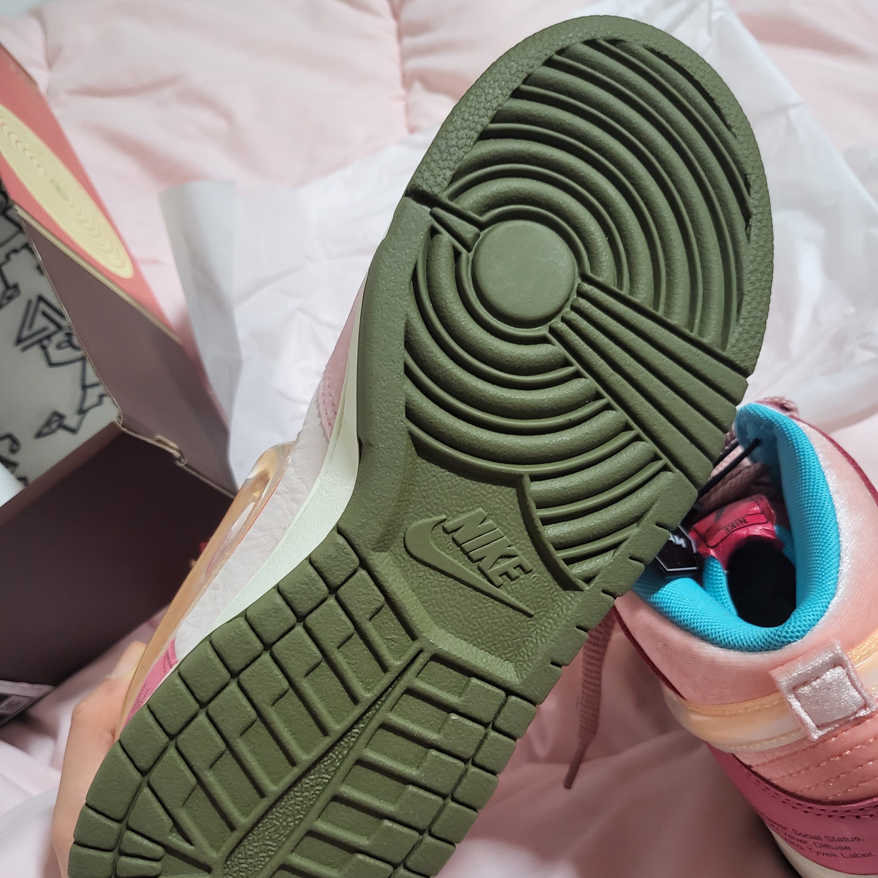 Nike x Social Status Dunk Mid Free Lunch Strawberry Milk 착용 스타일 - 5