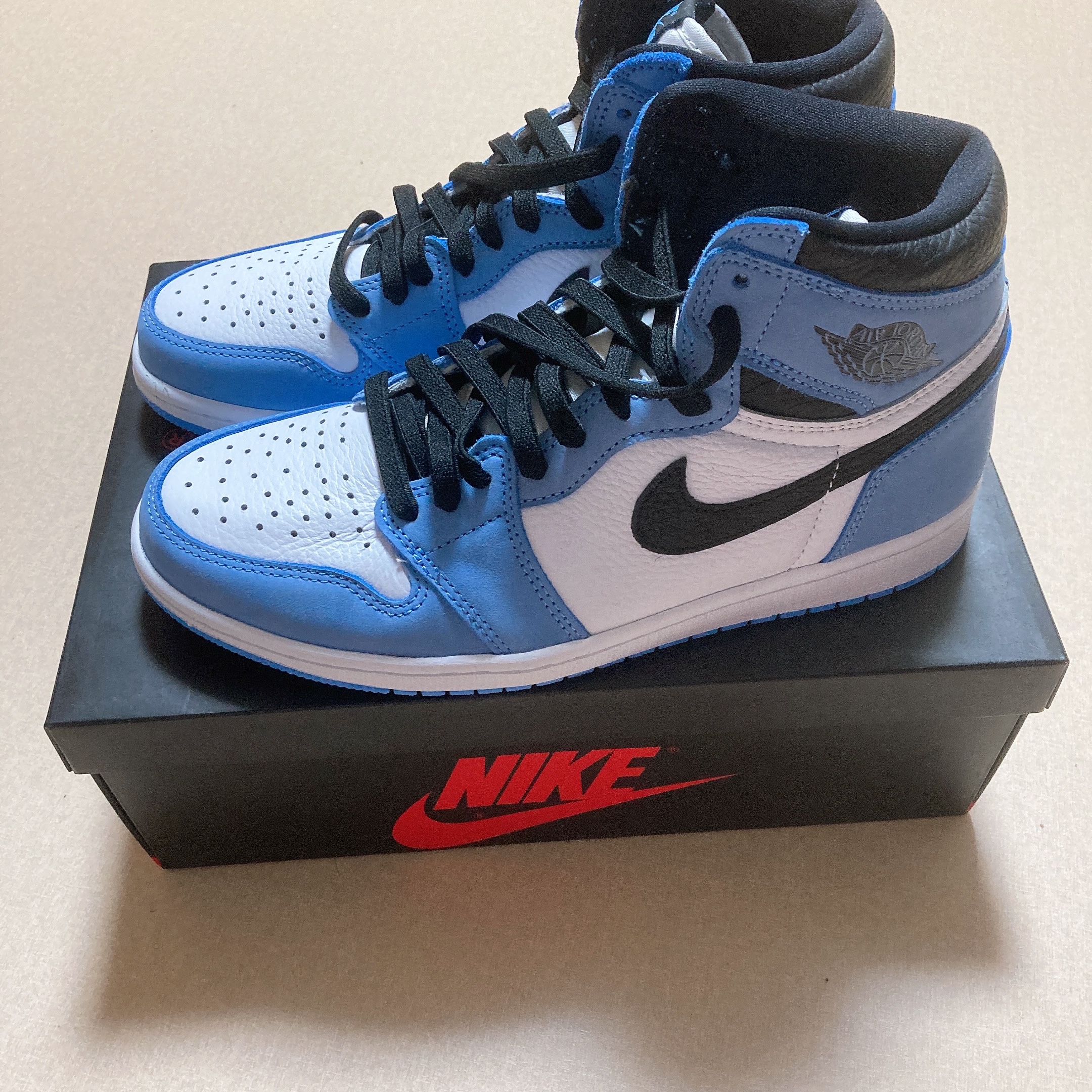 Jordan 1 Retro High OG University Blue 착용 스타일 - 3
