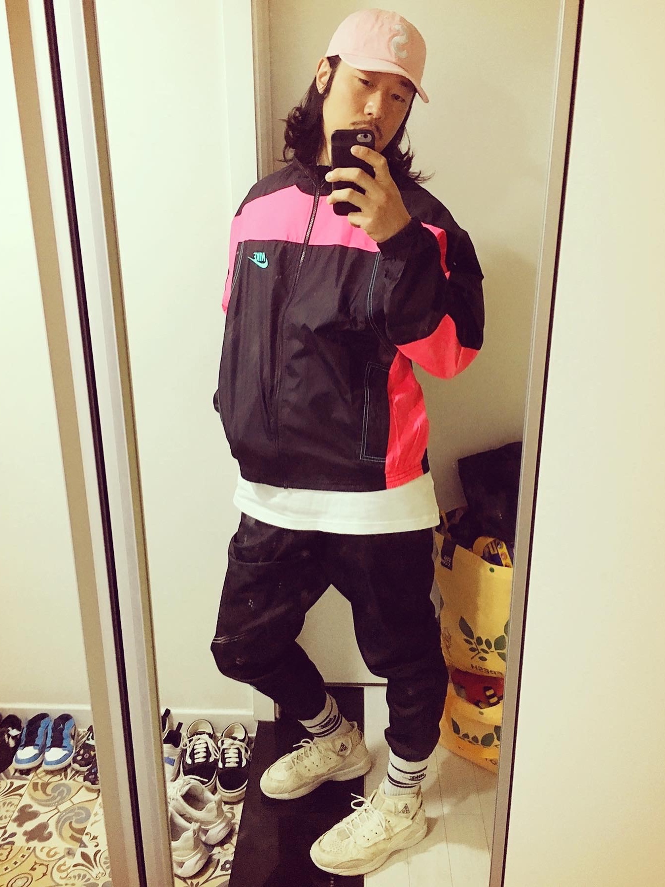 Nike x Atmos NRG Vintage PTHWK Track Jacket Black, Nike x Atmos NRG Vintage PTHWK Track Pants Black 착용 스타일 - 1