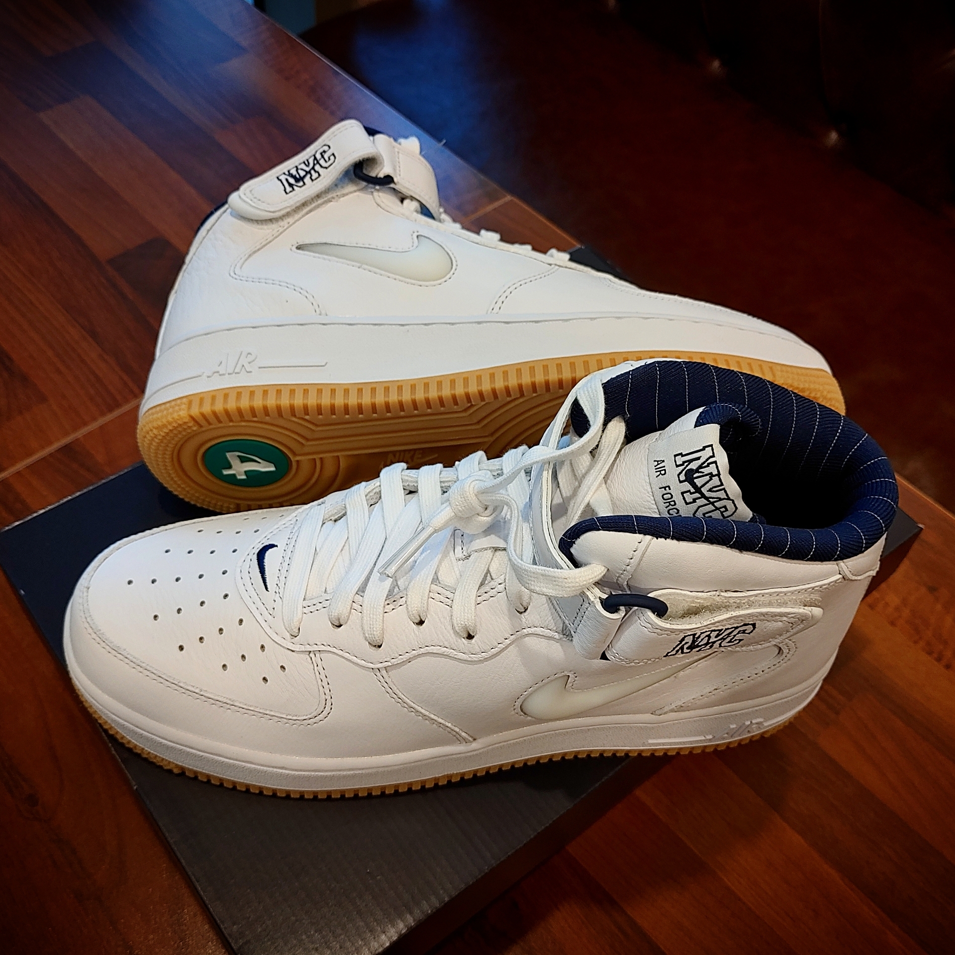 Nike Air Force 1 Mid QS NYC White Midnight Navy 착용 스타일 - 1