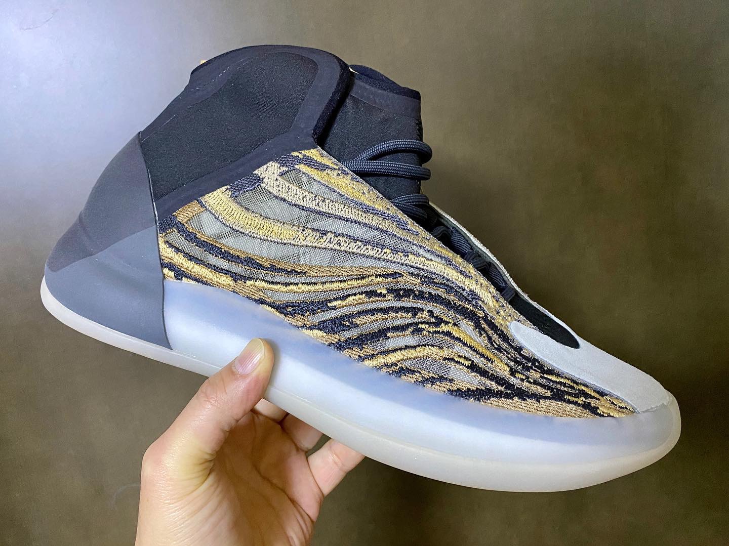 Adidas Yeezy QNTM Amber Tint 착용 스타일 - 1