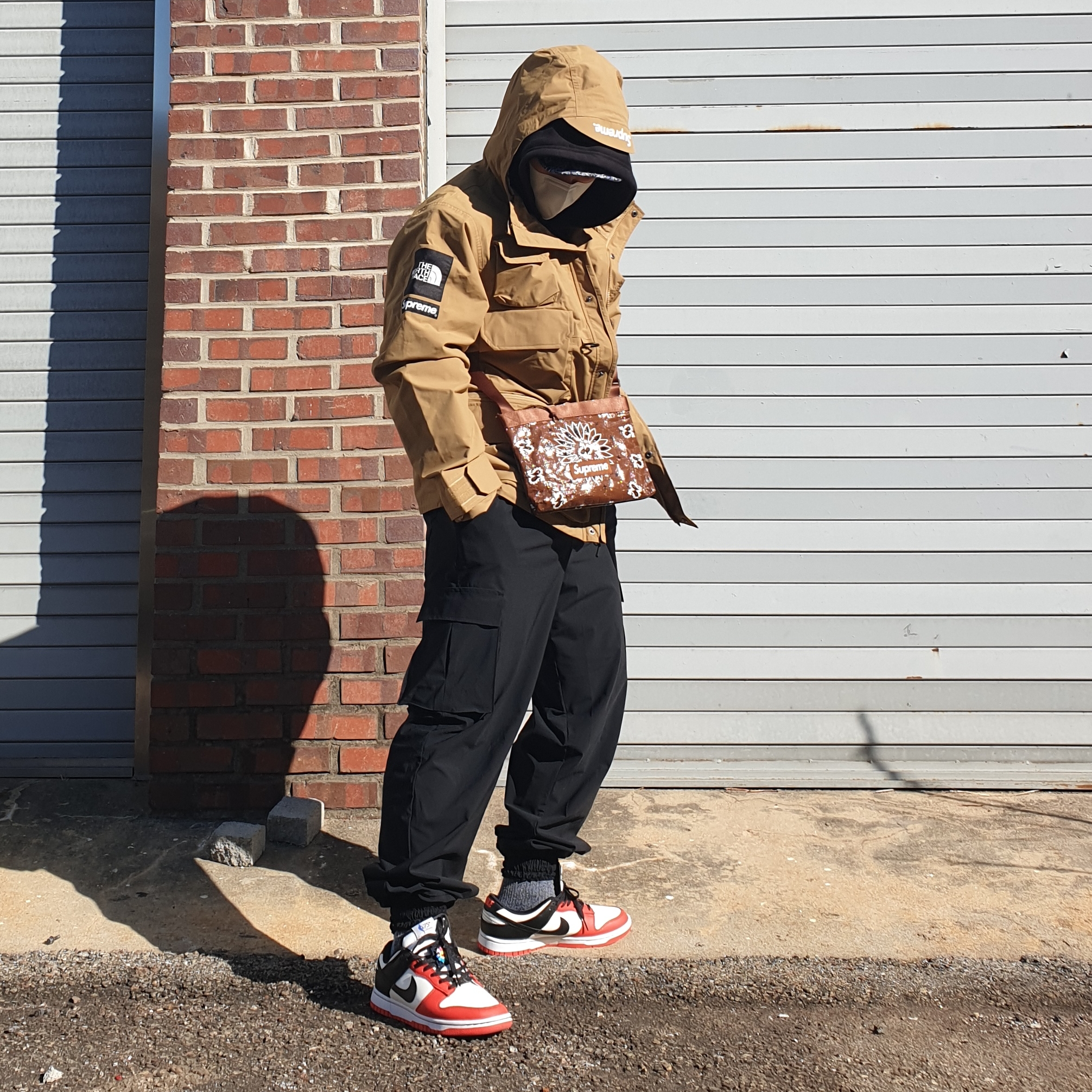 Supreme x The North Face Cargo Jacket Gold - 20SS, Supreme Bandana Tarp Side Bag Brown - 21SS 착용 스타일