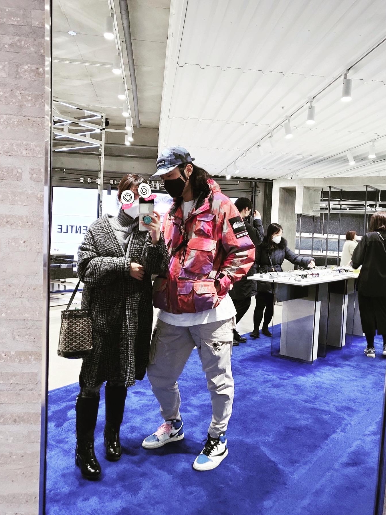 Jordan 1 x Travis Scott x Fragment Retro High OG SP Military Blue, Supreme x The North Face Cargo Jacket Multi-Color - 20SS 착용 스타일 - 5