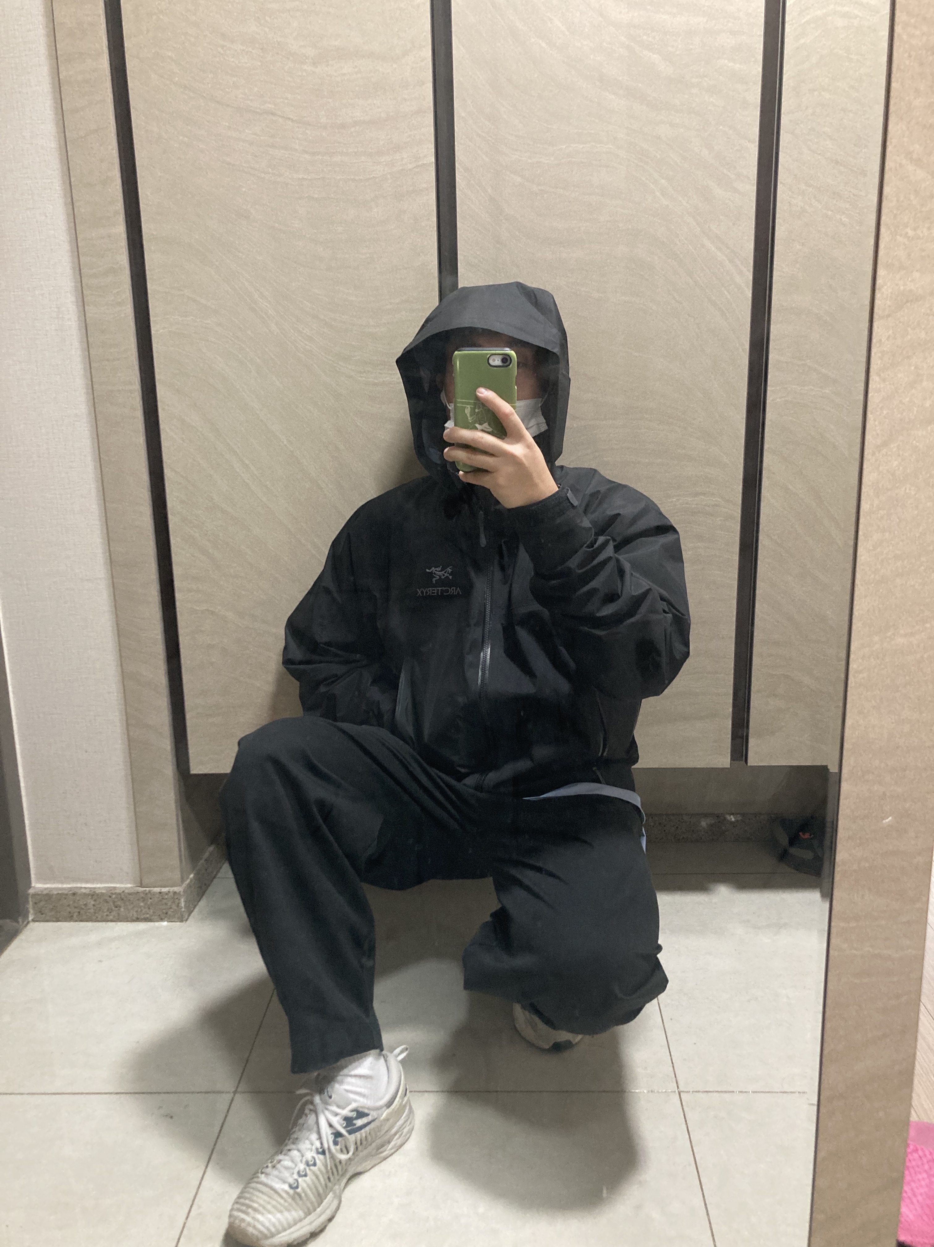 Arc'teryx Beta SV Jacket Black, Asics x Kiko Kostadinov Gel-Delva 1 Cool Mist 착용 스타일 - 2