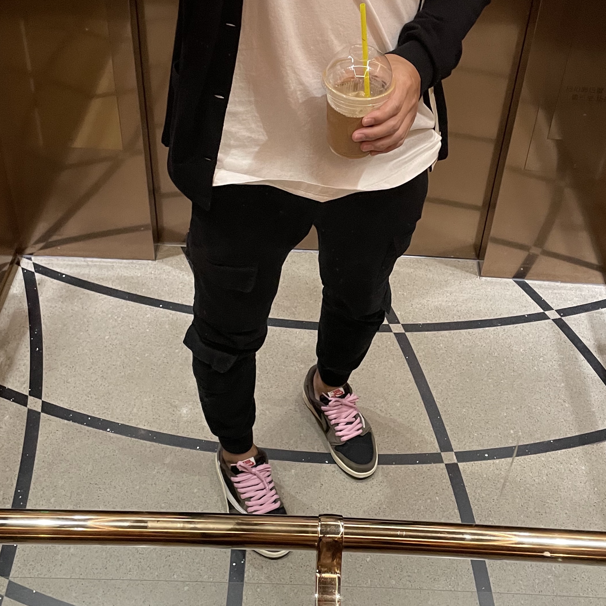 Jordan 1 x Travis Scott Retro Low OG SP Mocha, Nike Dunk Low Retro Black 착용 스타일 - 1