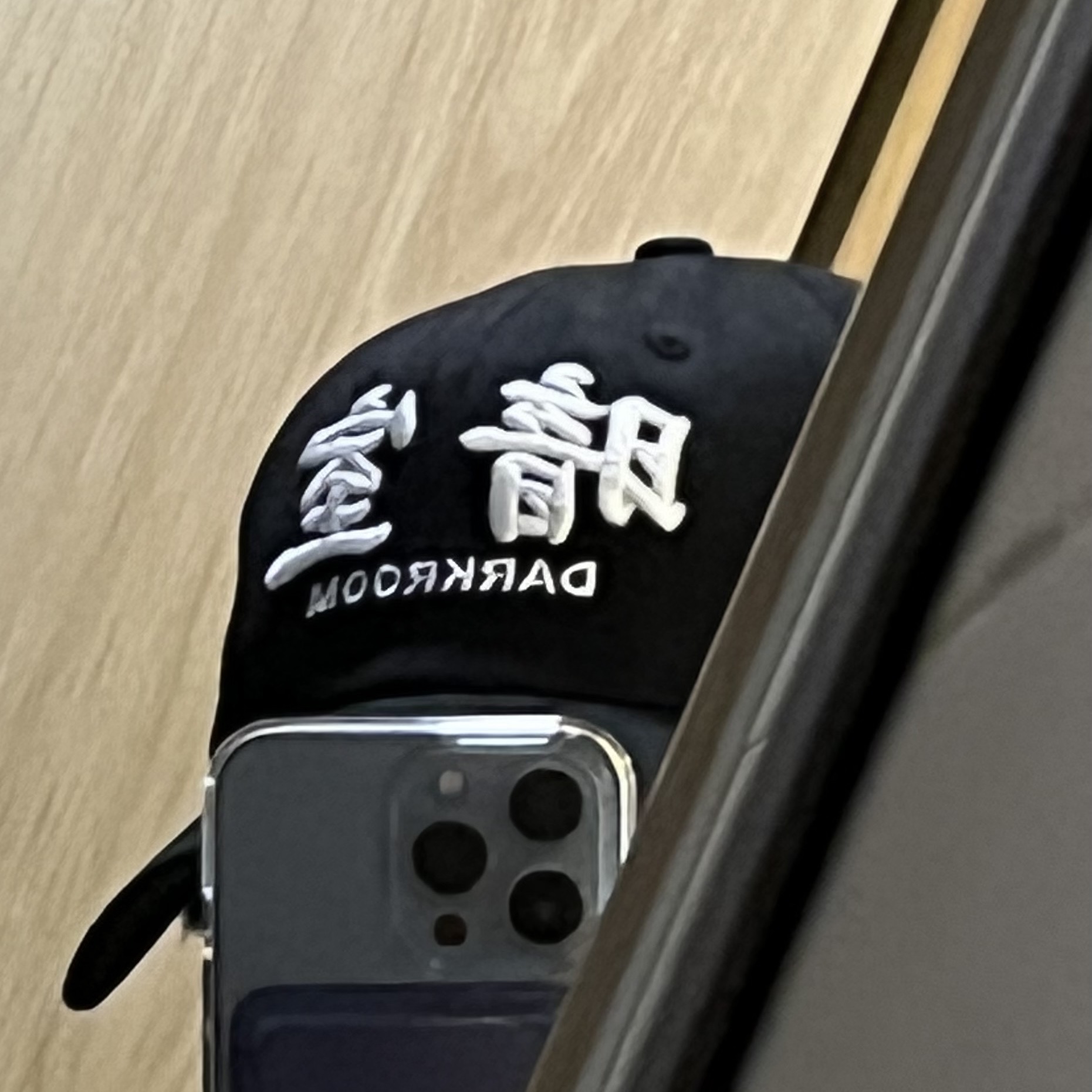 Darkr8m Studio White Logo Cap 착용 스타일