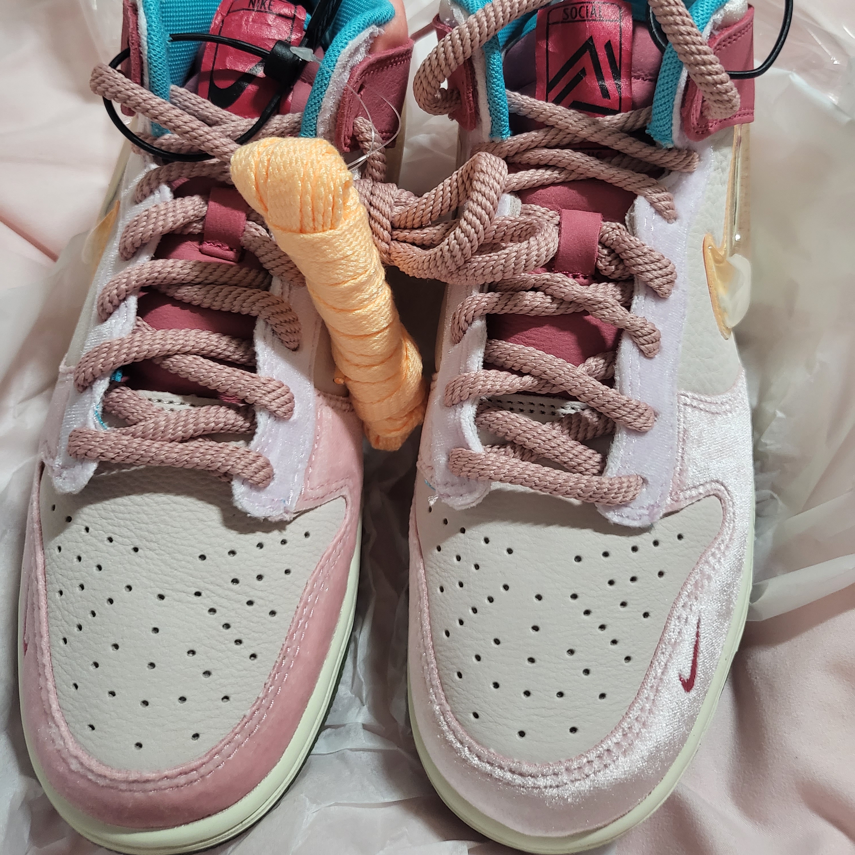 Nike x Social Status Dunk Mid Free Lunch Strawberry Milk 착용 스타일 - 1