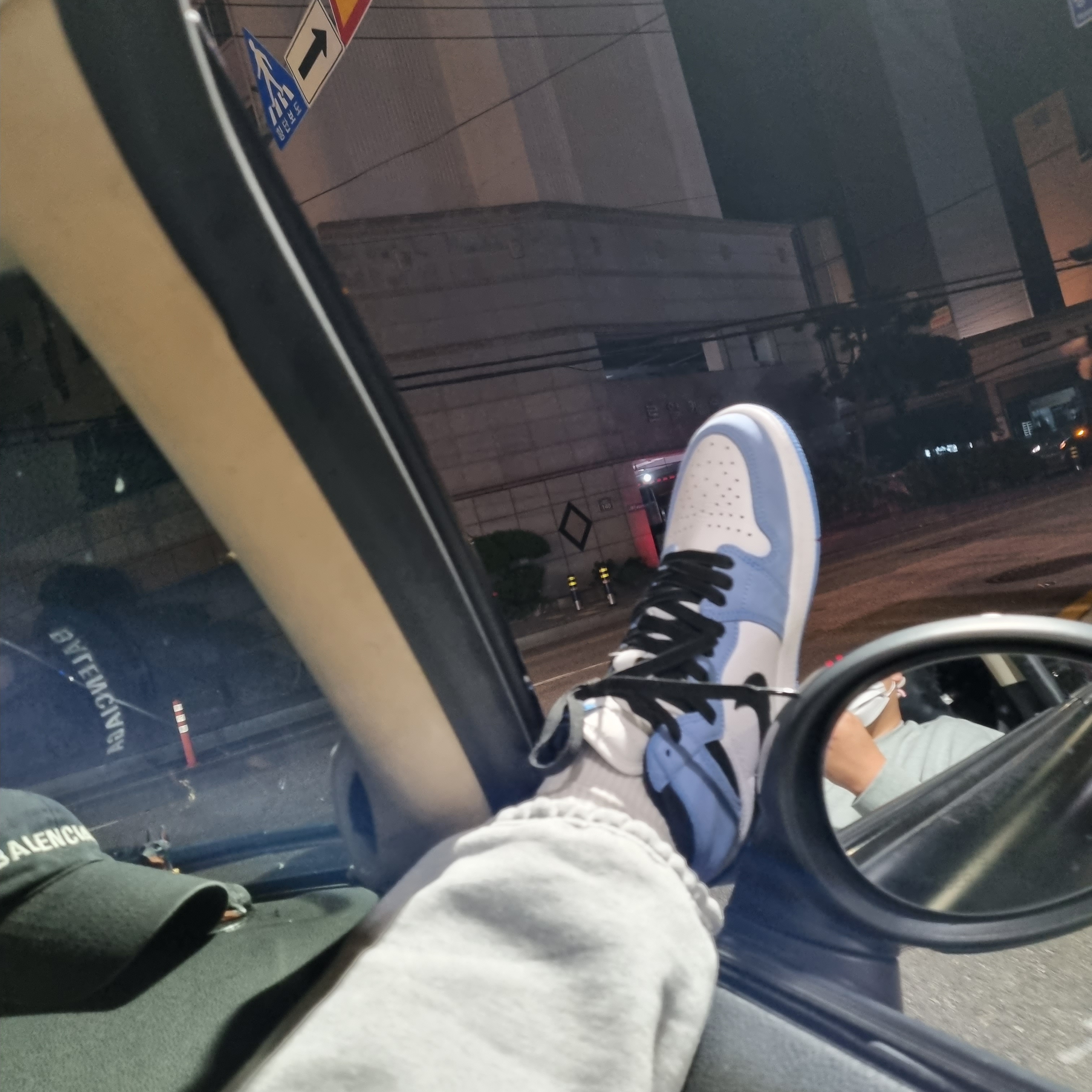 Jordan 1 Retro High OG University Blue 착용 스타일