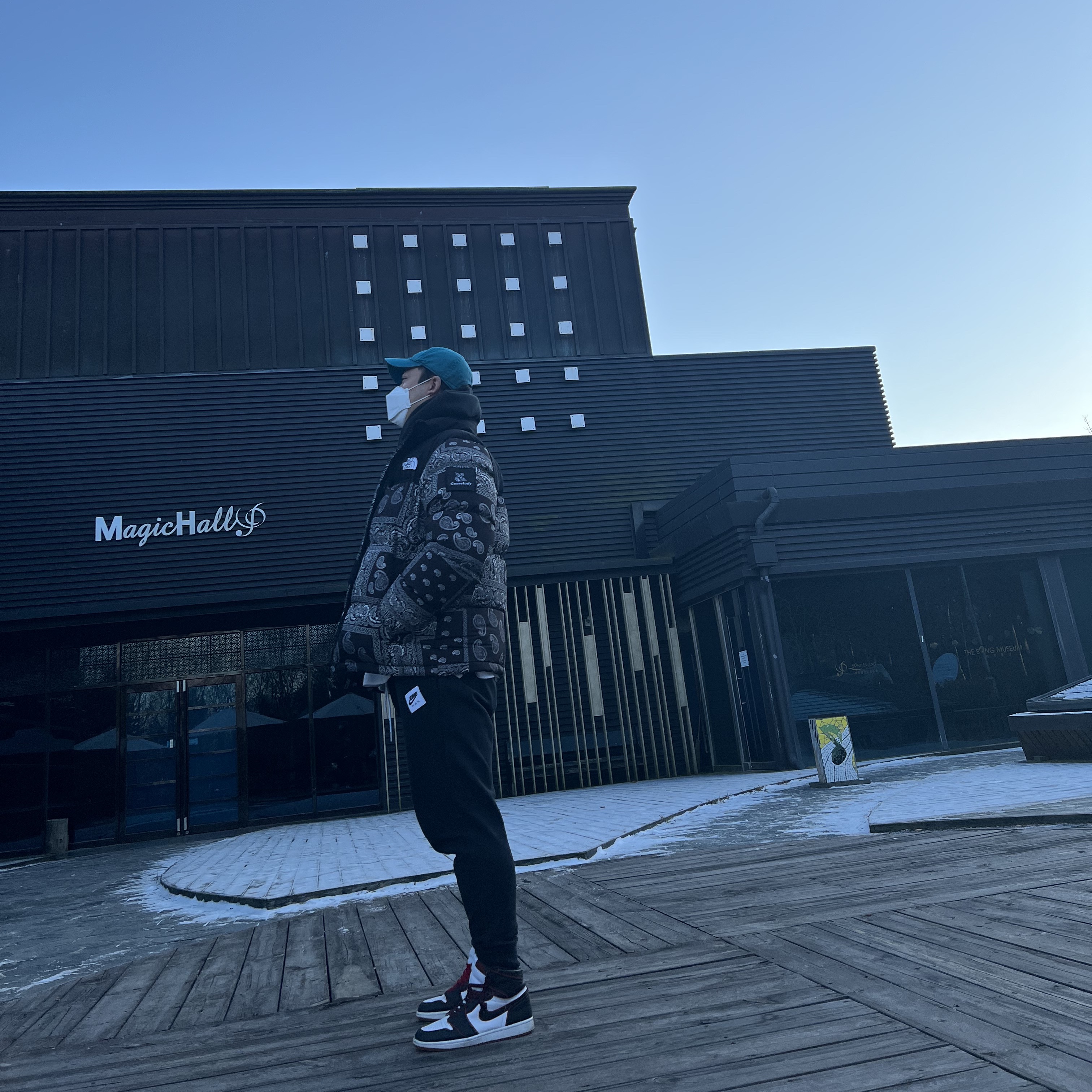 The North Face Nuptse Down Jacket Black, Jordan 1 Retro High OG Bloodline 착용 스타일 - 2