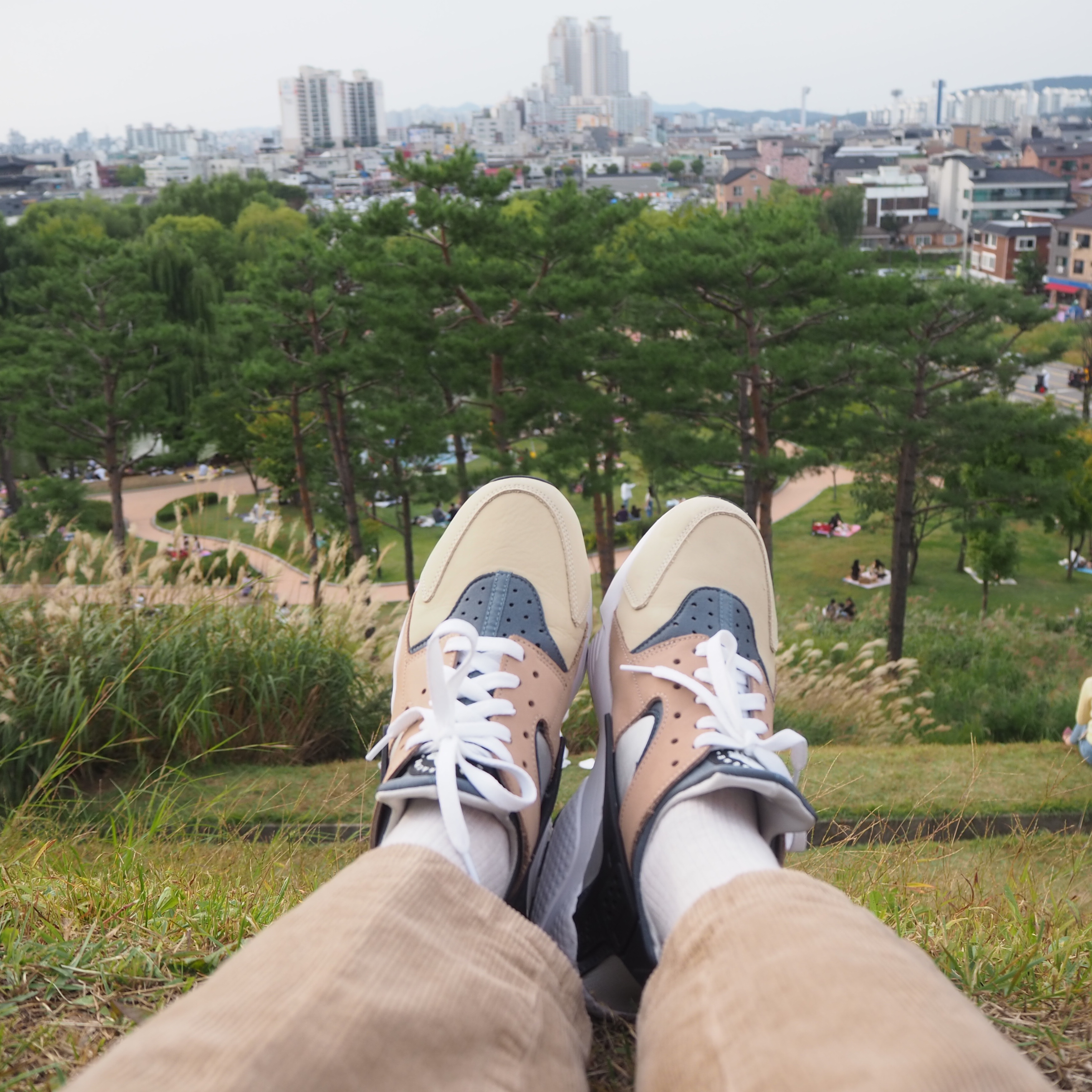 Nike Air Huarache OG Dark Sulfur 착용 스타일