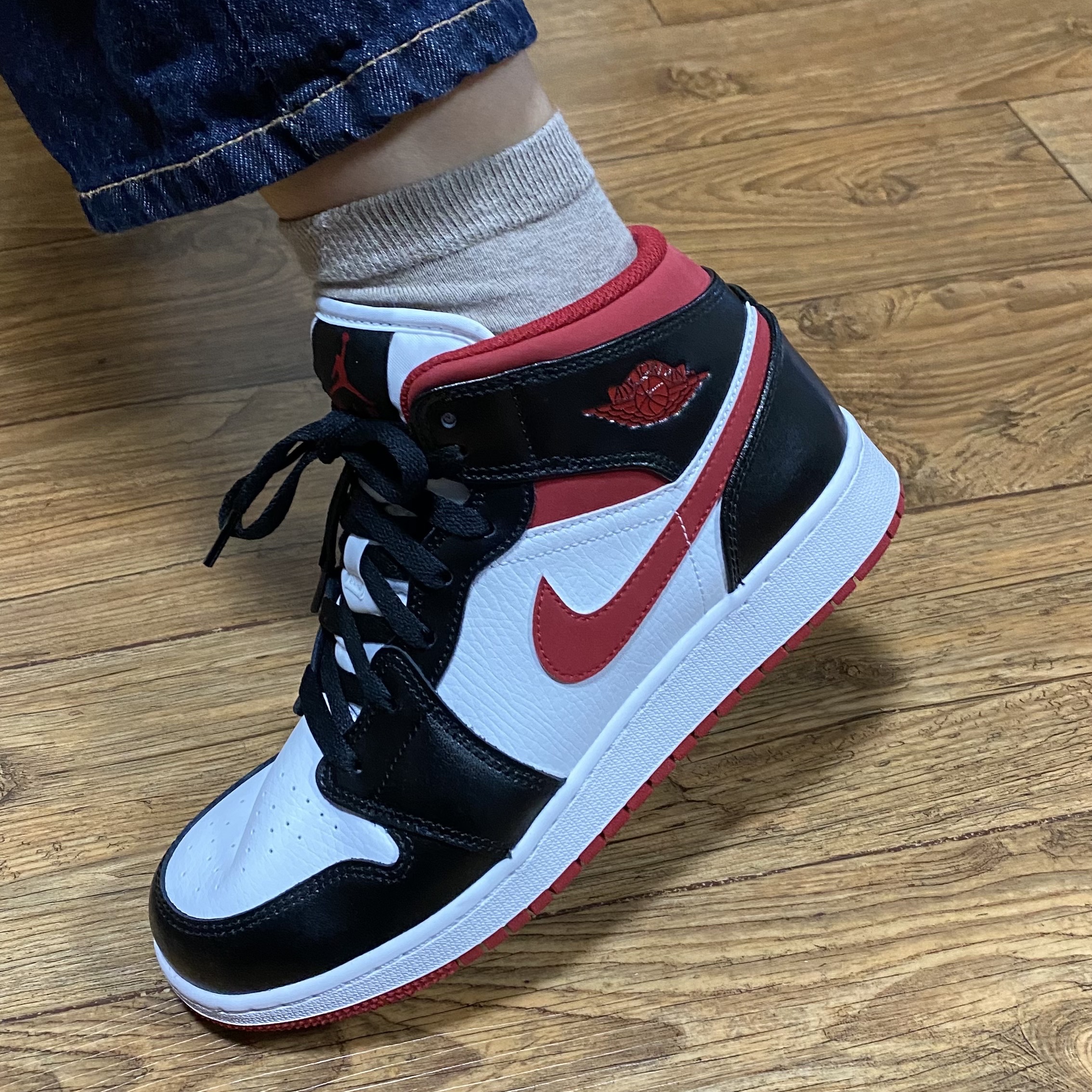 Jordan 1 Mid Gym Red Black White 착용 스타일