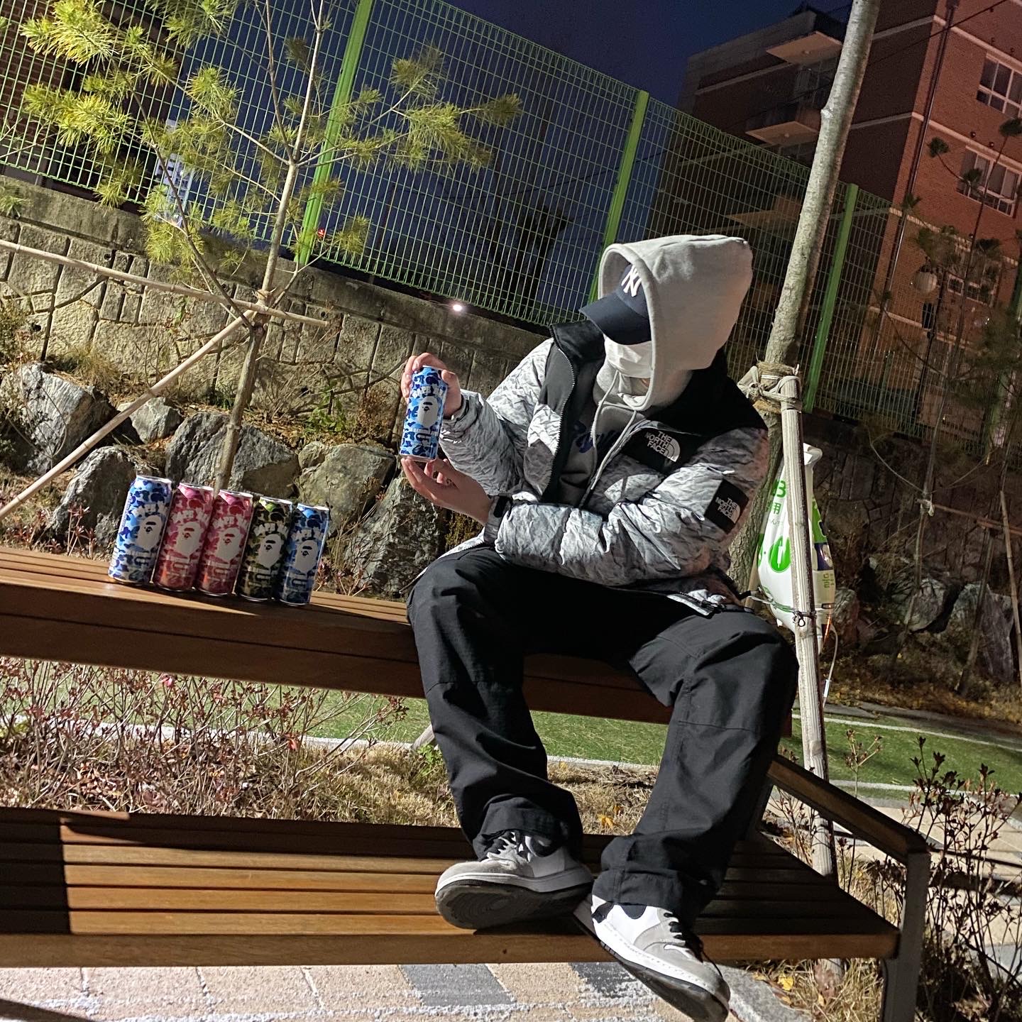 Jordan 1 Retro High OG Light Smoke Grey, The North Face White Label Novelty Nuptse Down Jacket White 착용 스타일 - 1