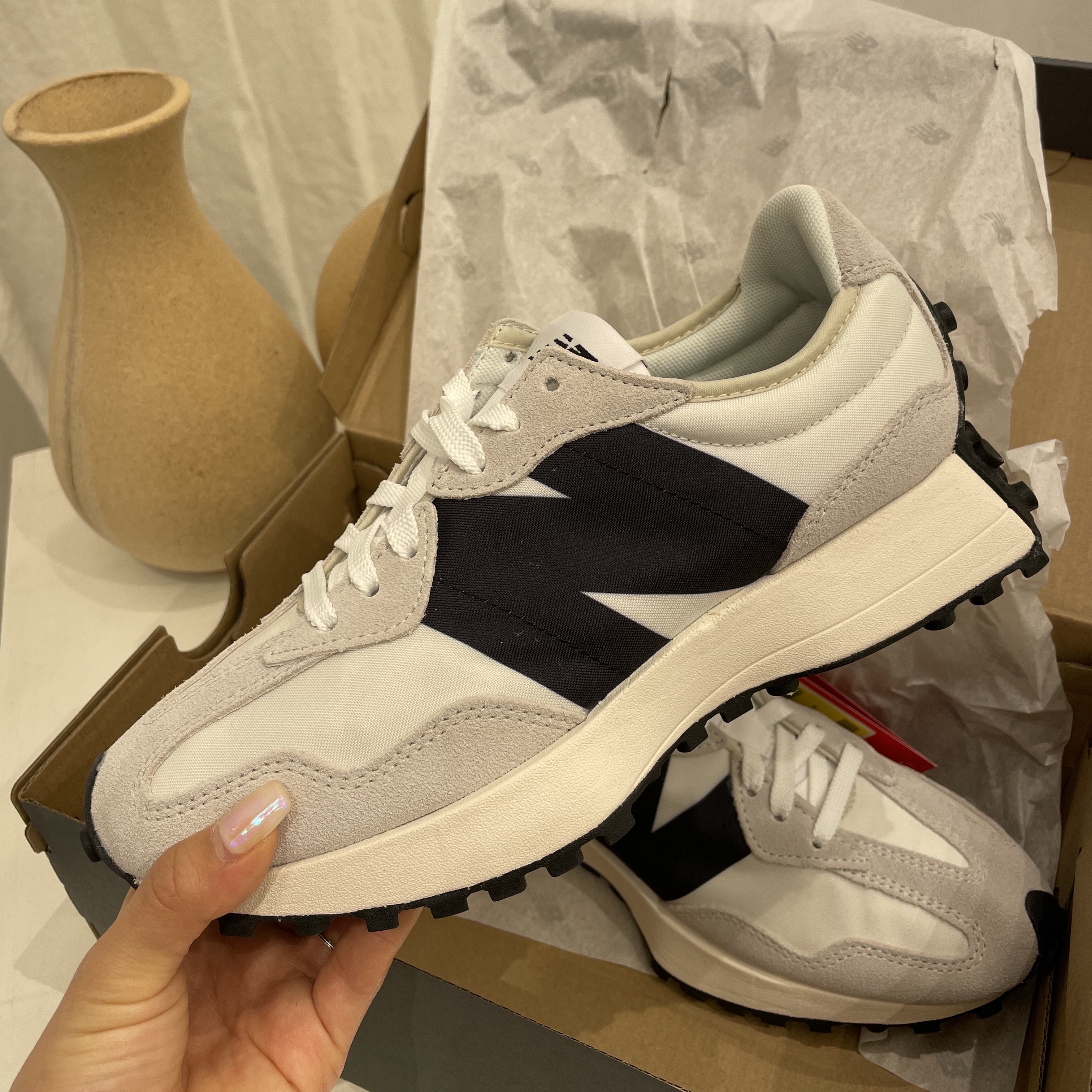New Balance 327 White Black 착용 스타일