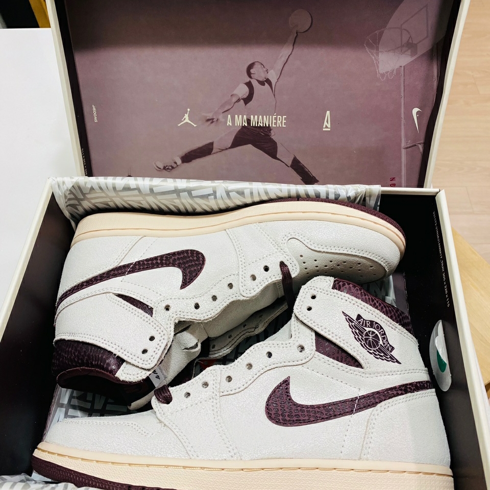 Jordan 1 x A Ma Maniere Retro High OG SP Sail and Burgundy 착용 스타일 - 2