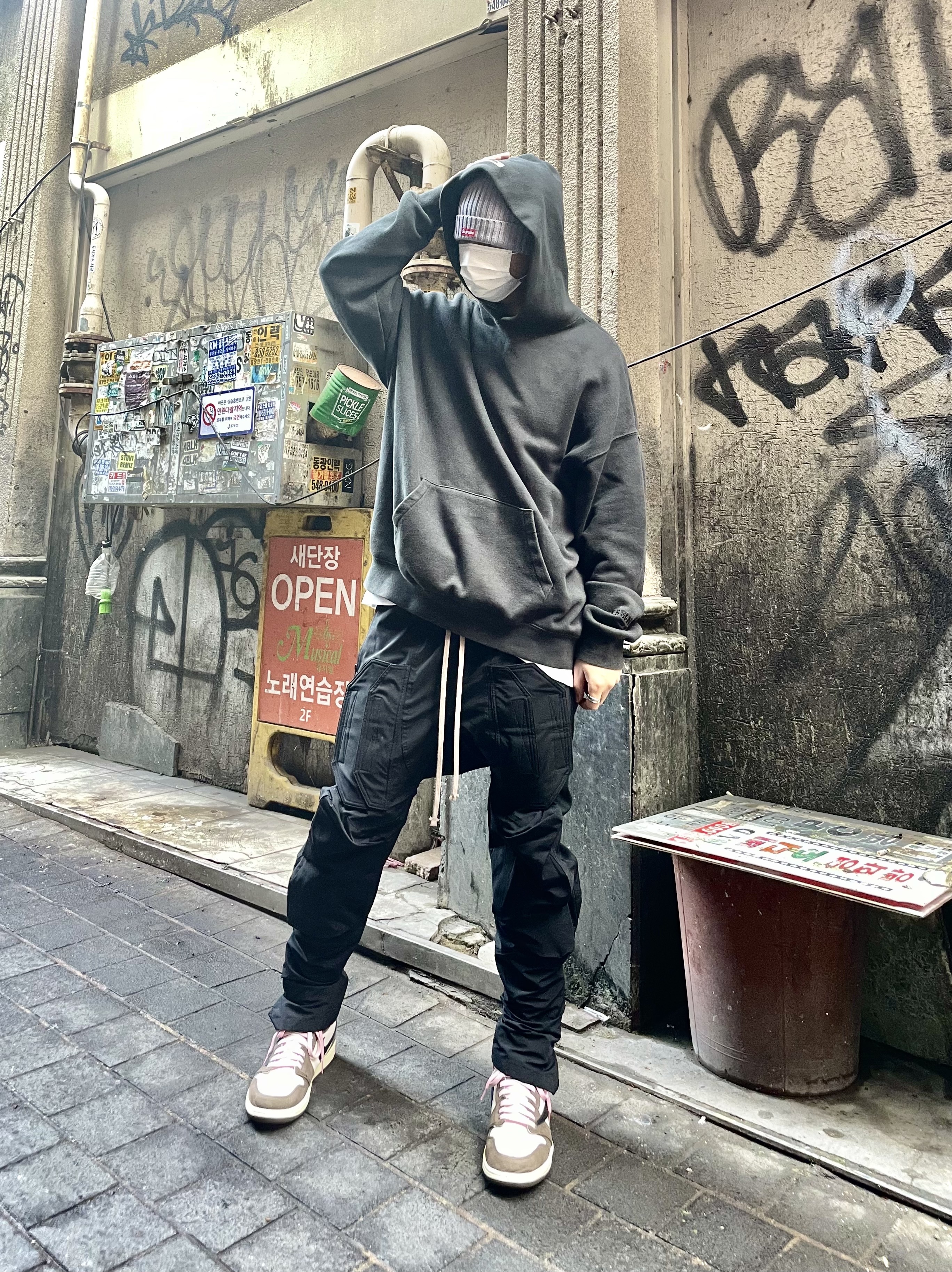 Supreme Overdyed Beanie Grey - 21SS, Jordan 1 x Travis Scott Retro High OG SP Mocha 착용 스타일