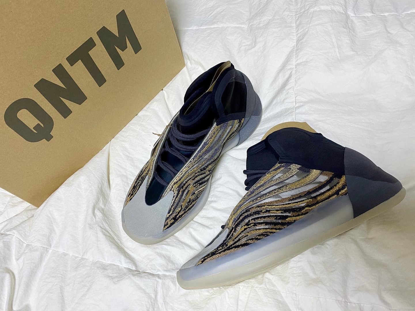 Adidas Yeezy QNTM Amber Tint 착용 스타일 - 2