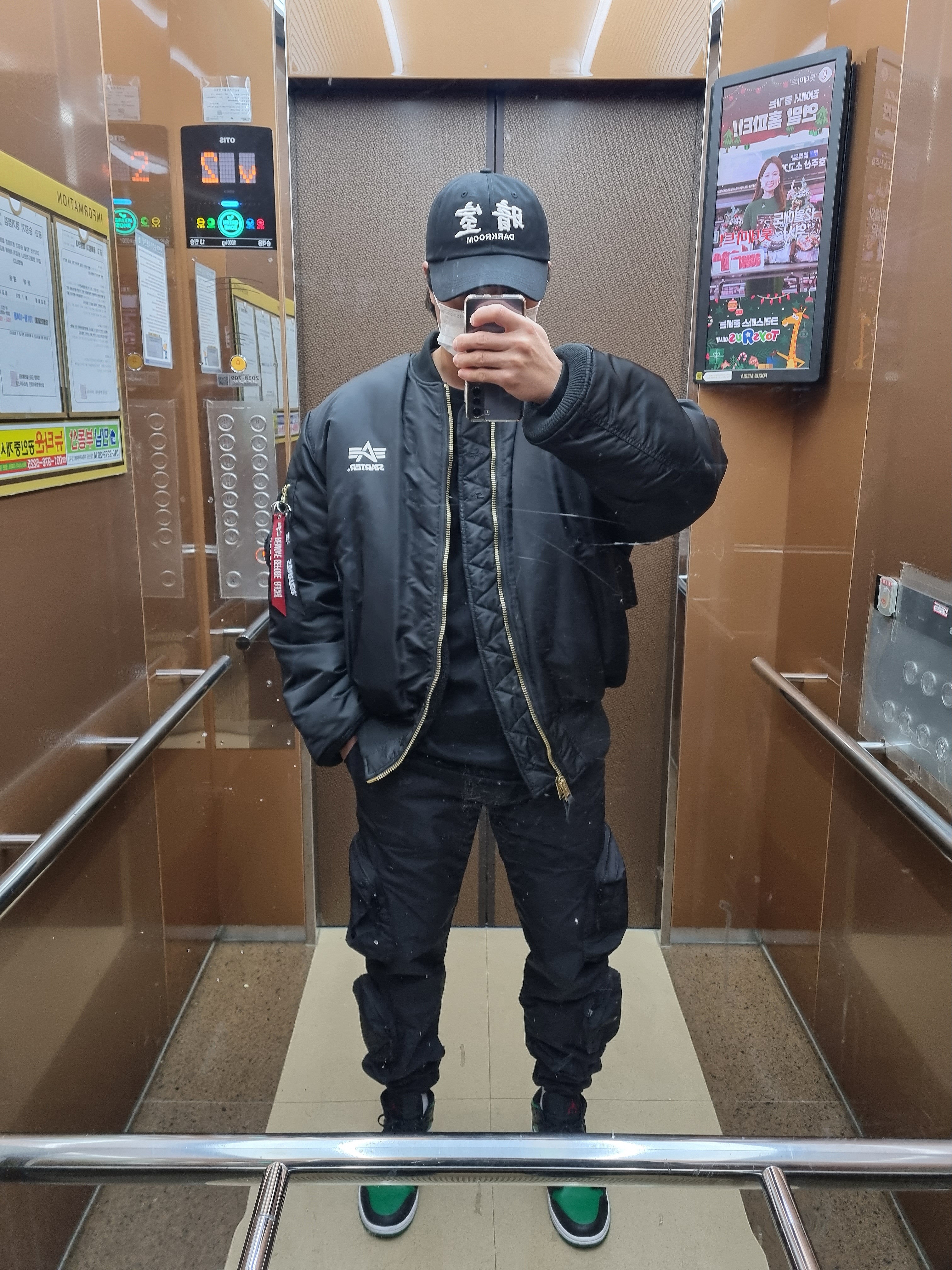 Darkr8m Studio White Logo Cap 착용 스타일