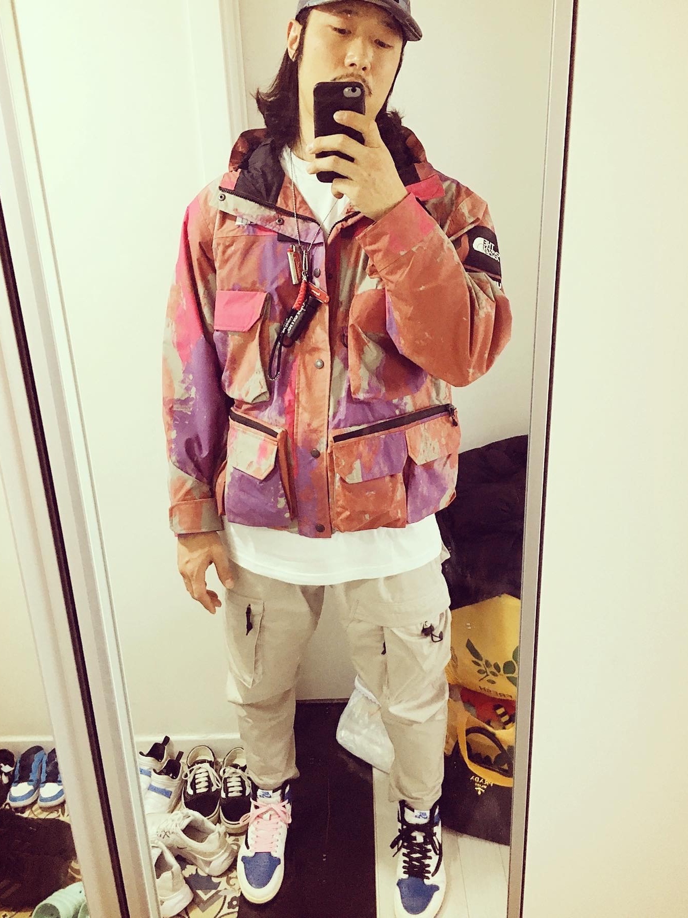 Supreme x The North Face Cargo Jacket Multi-Color - 20SS, Jordan 1 x Travis Scott x Fragment Retro High OG SP Military Blue 착용 스타일 - 2