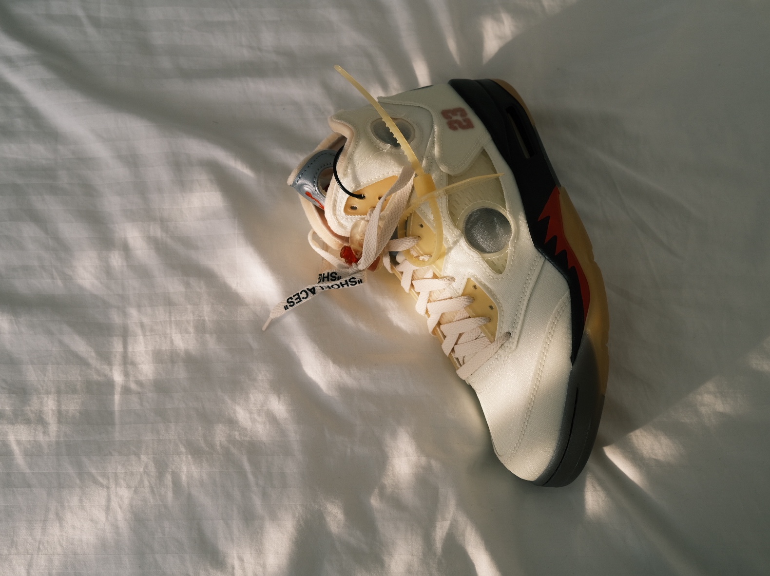 Jordan 5 x Off-White Retro SP Sail Fire Red 착용 스타일