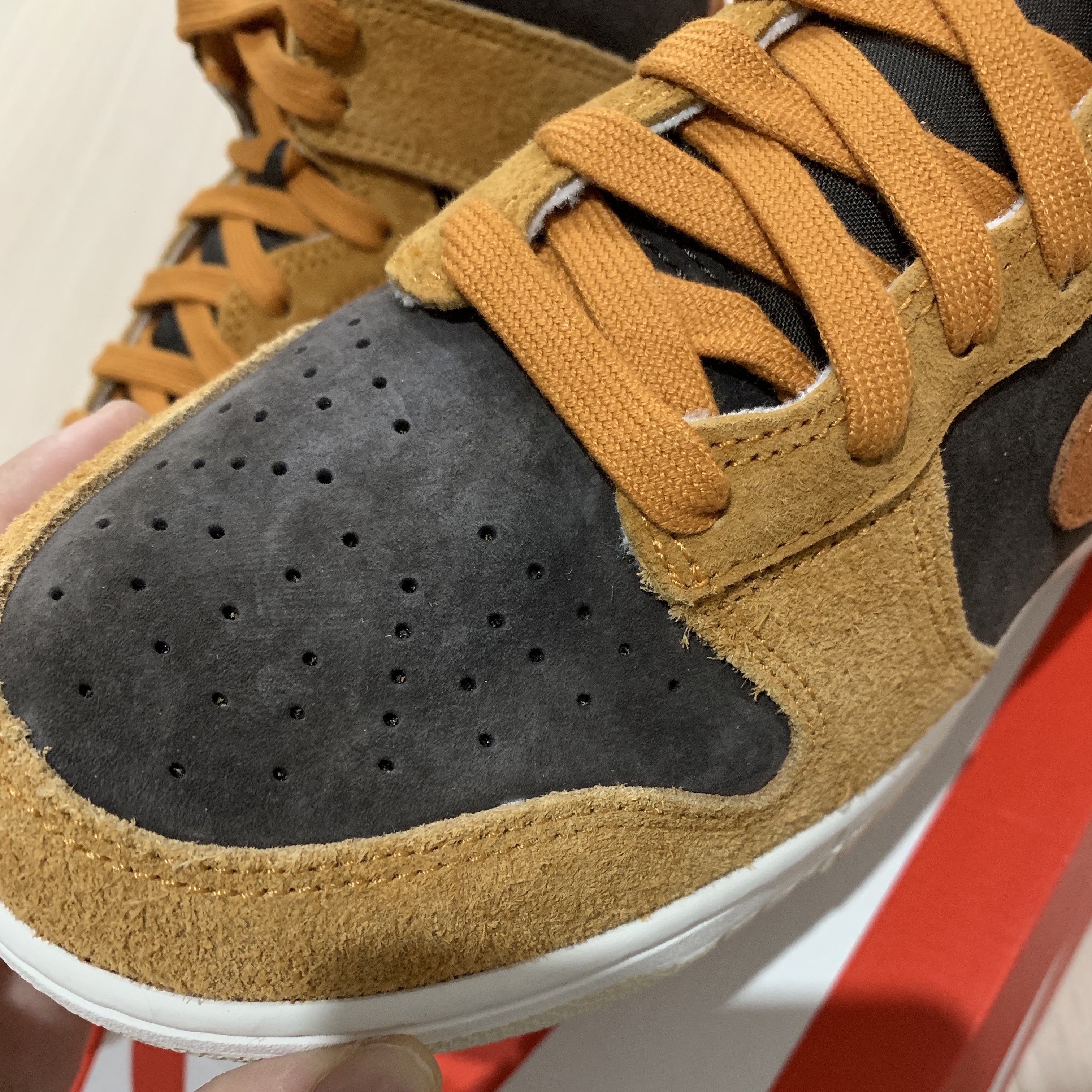 Nike Dunk High Retro PRM Dark Curry 착용 스타일 - 2