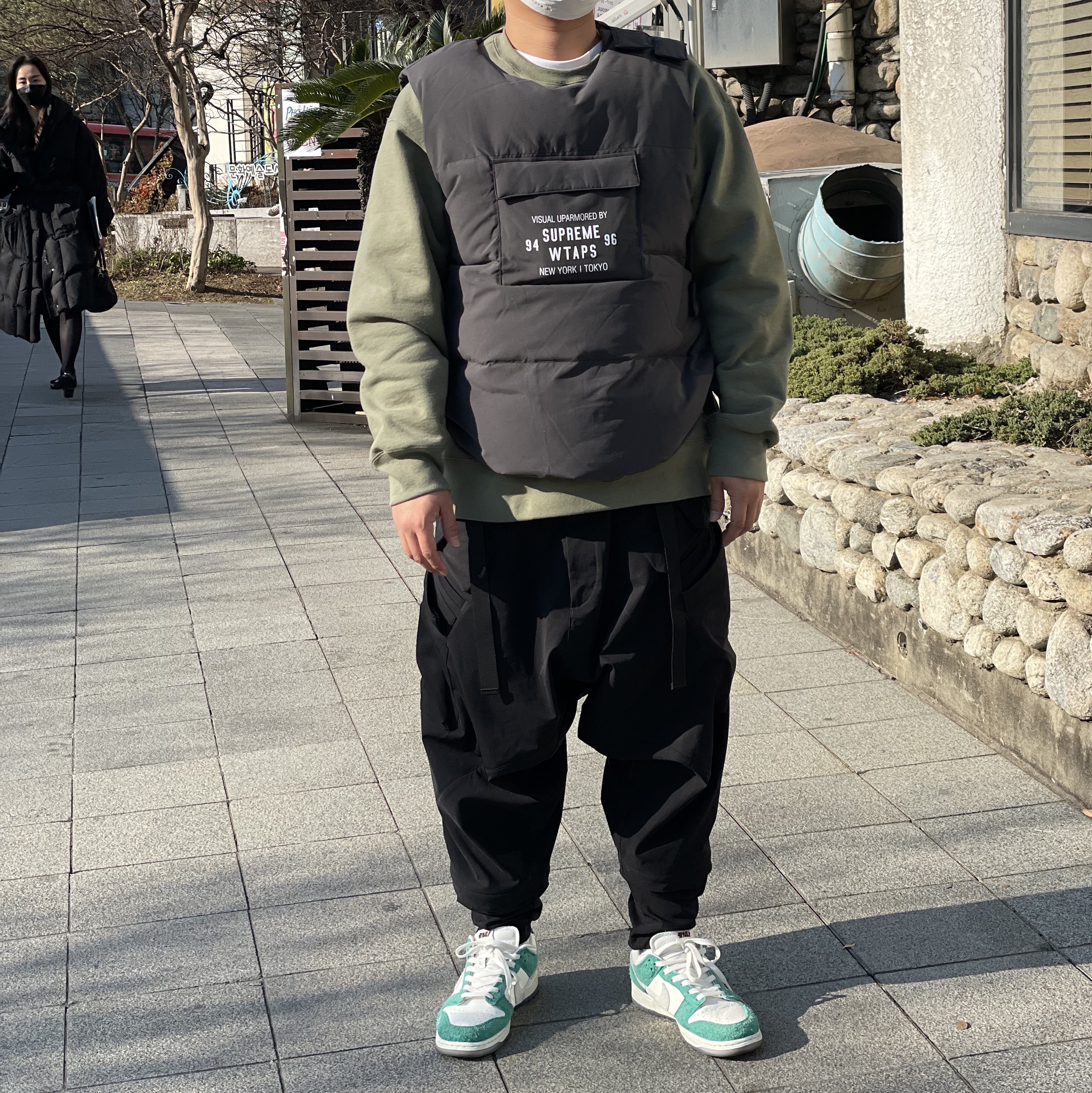 Nike x Kasina Dunk Low Road Sign - Kasina Exclusive, Supreme x WTAPS Tactical Down Vest Black - 21FW 착용 스타일 - 2