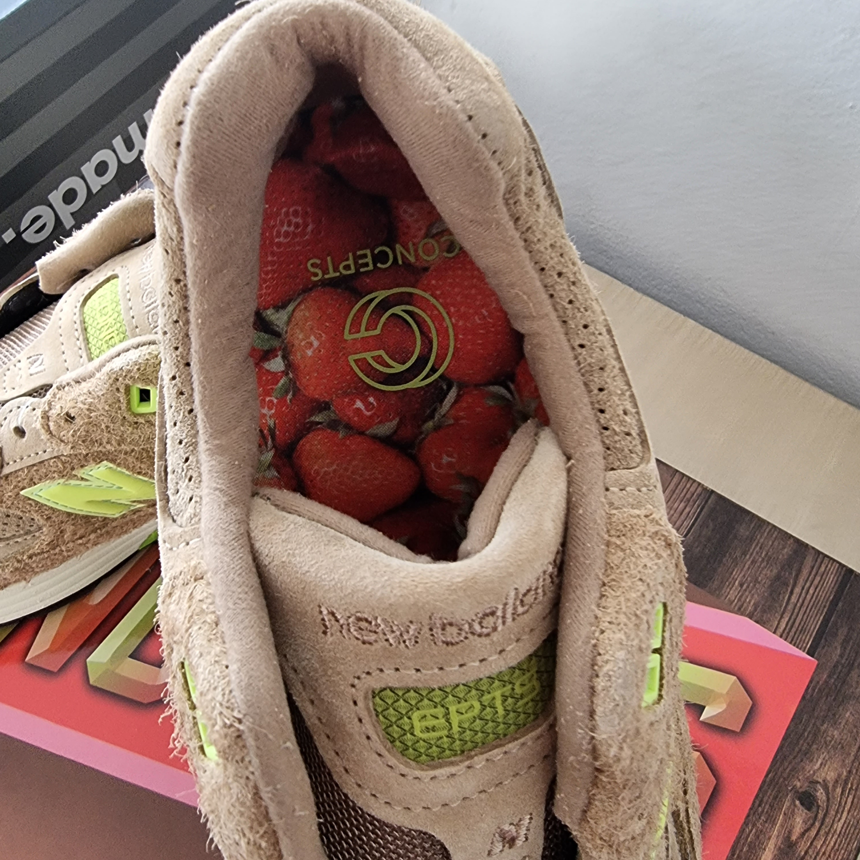 New Balance x Concepts 992 Made in USA Low Hanging Fruit (Regular Box) 착용 스타일 - 4