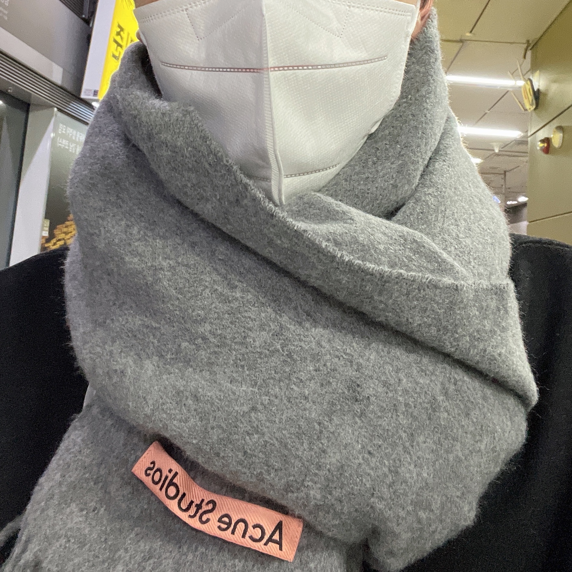 Acne Studios Canada New Oversized Muffler Grey Melange 착용 스타일