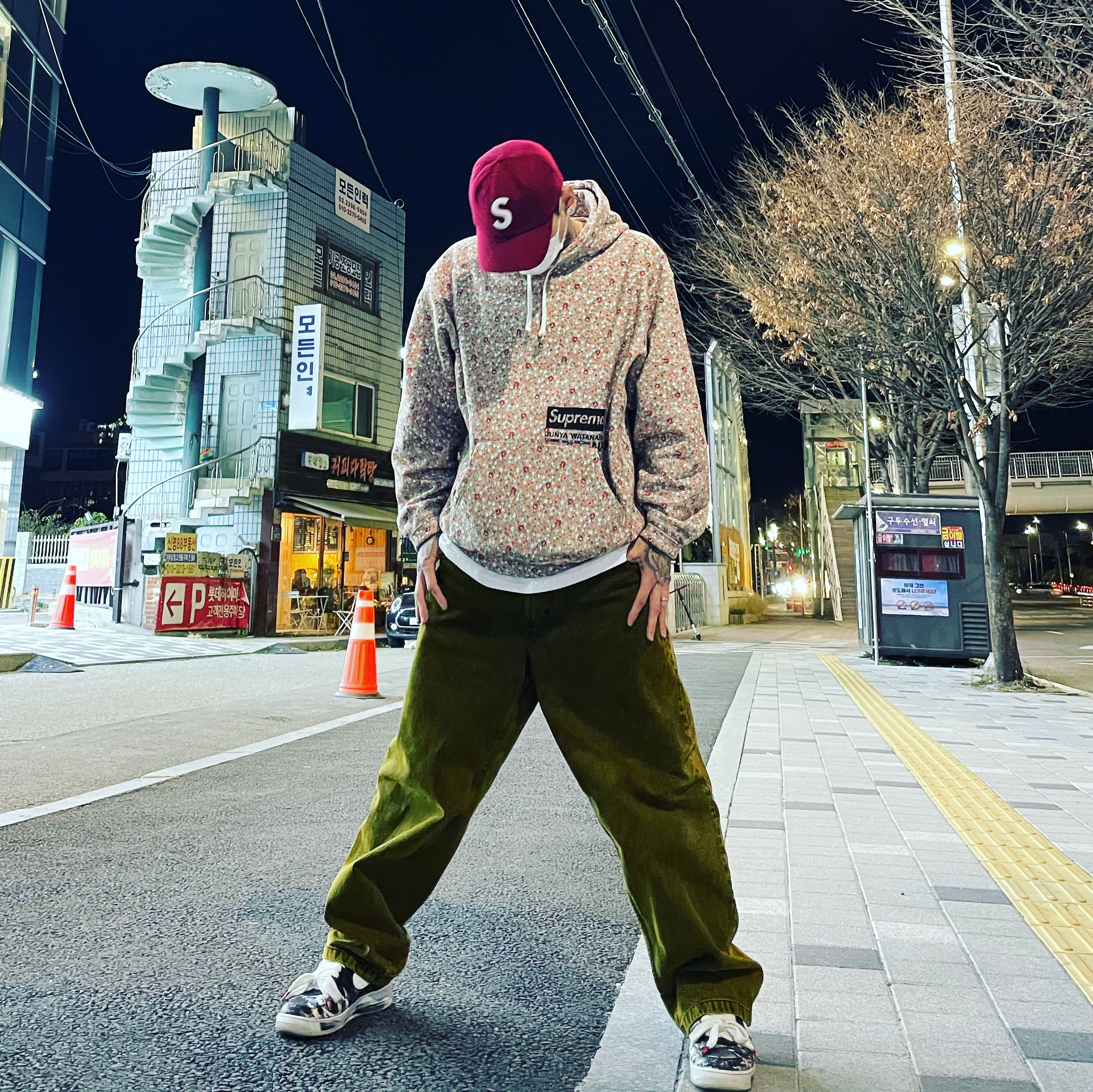 Supreme x Comme des Garcons Junya Watanabe Man Hooded Sweatshirt Pink Flowers - 21FW, Supreme Wool S Logo 6-Panel Red - 21FW 착용 스타일