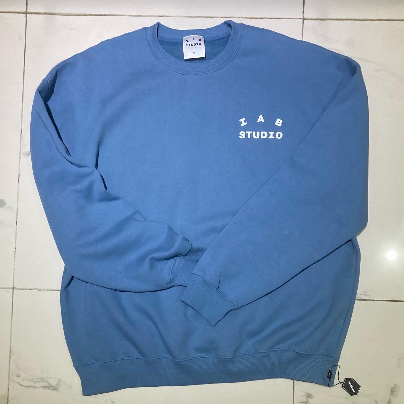 IAB Studio Crewneck Sky Blue, IAB Studio Hoodie Brown 착용 스타일 - 2