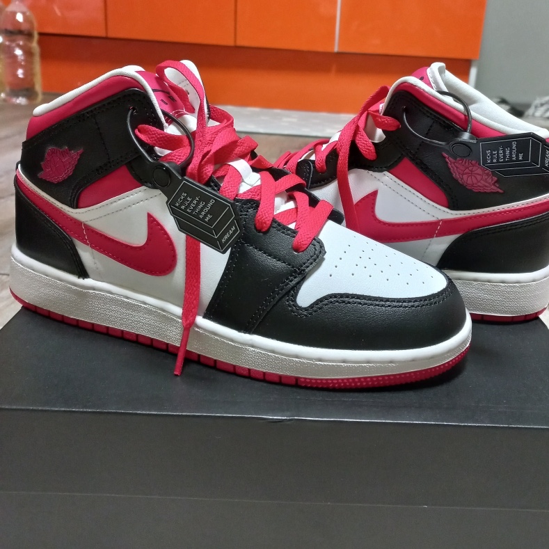 (GS) Jordan 1 Mid Very Berry  착용 스타일