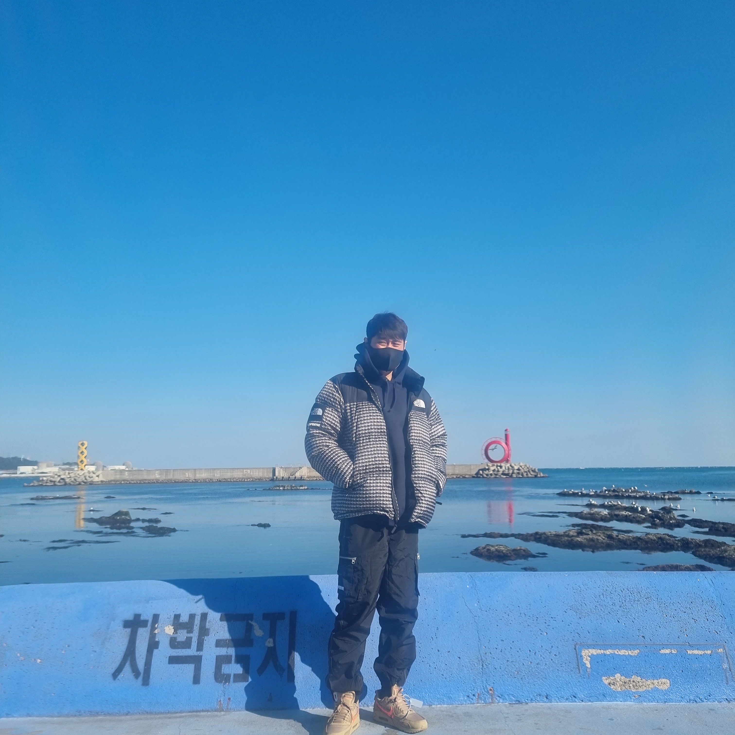 Supreme x The North Face Studded Nuptse Jacket Black - 21SS, Nike x Off-White Air Max 90 V2 Desert Ore 착용 스타일