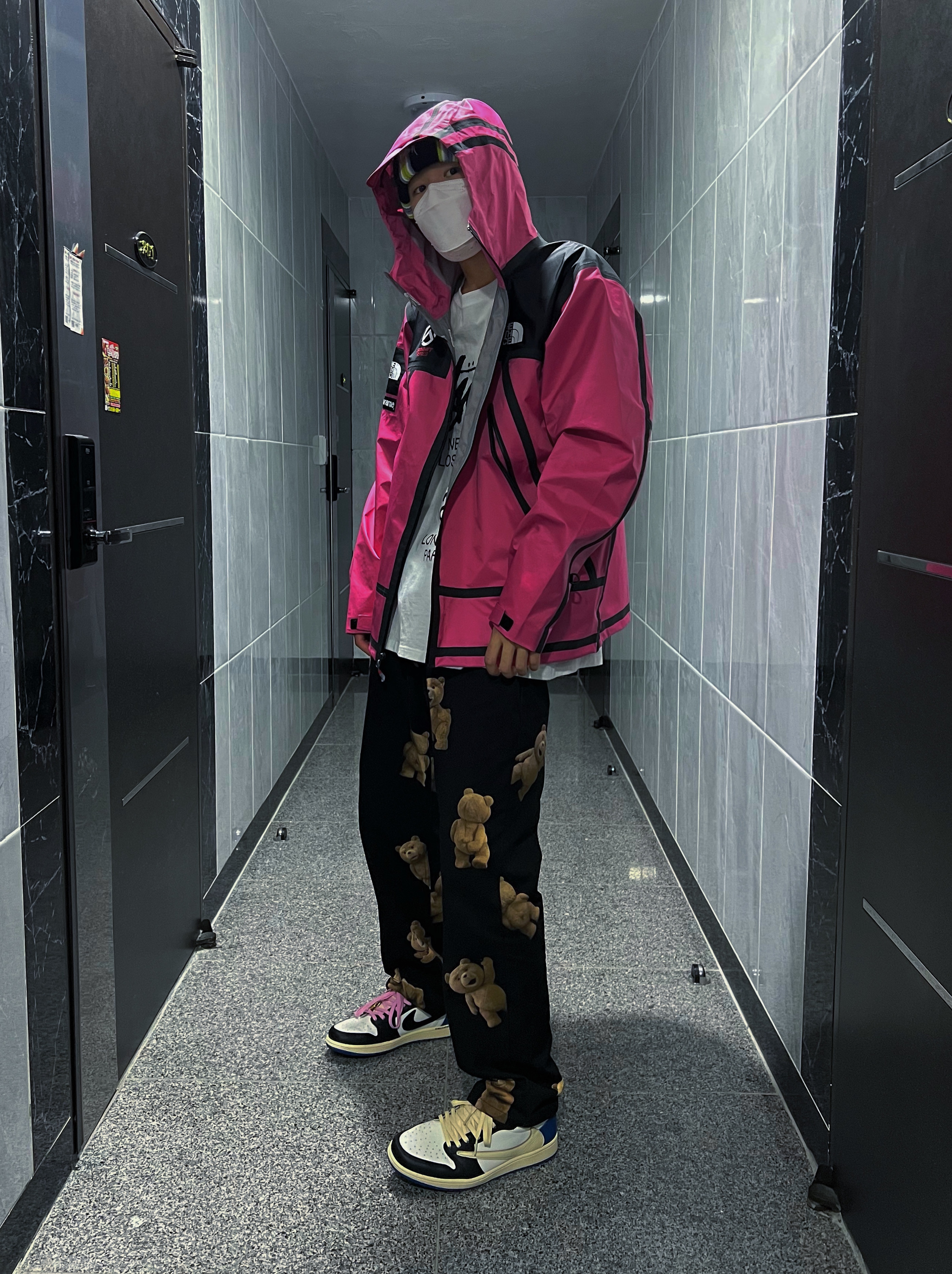 Supreme x The North Face Summit Series Outer Tape Seam Jacket Pink - 21SS, Stussy World Tour T-Shirt White 착용 스타일