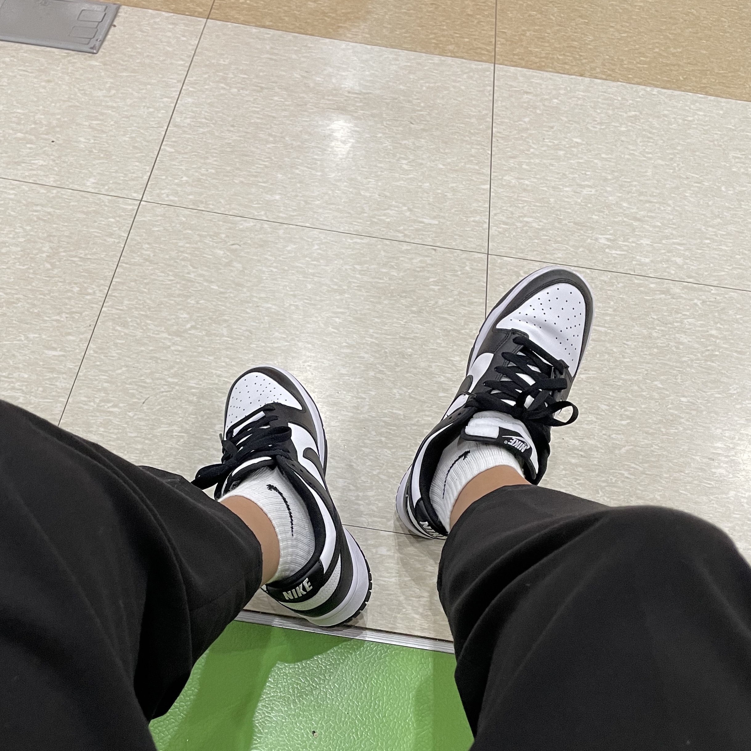 Jordan 1 x Travis Scott Retro Low OG SP Mocha, Nike Dunk Low Retro Black 착용 스타일 - 2