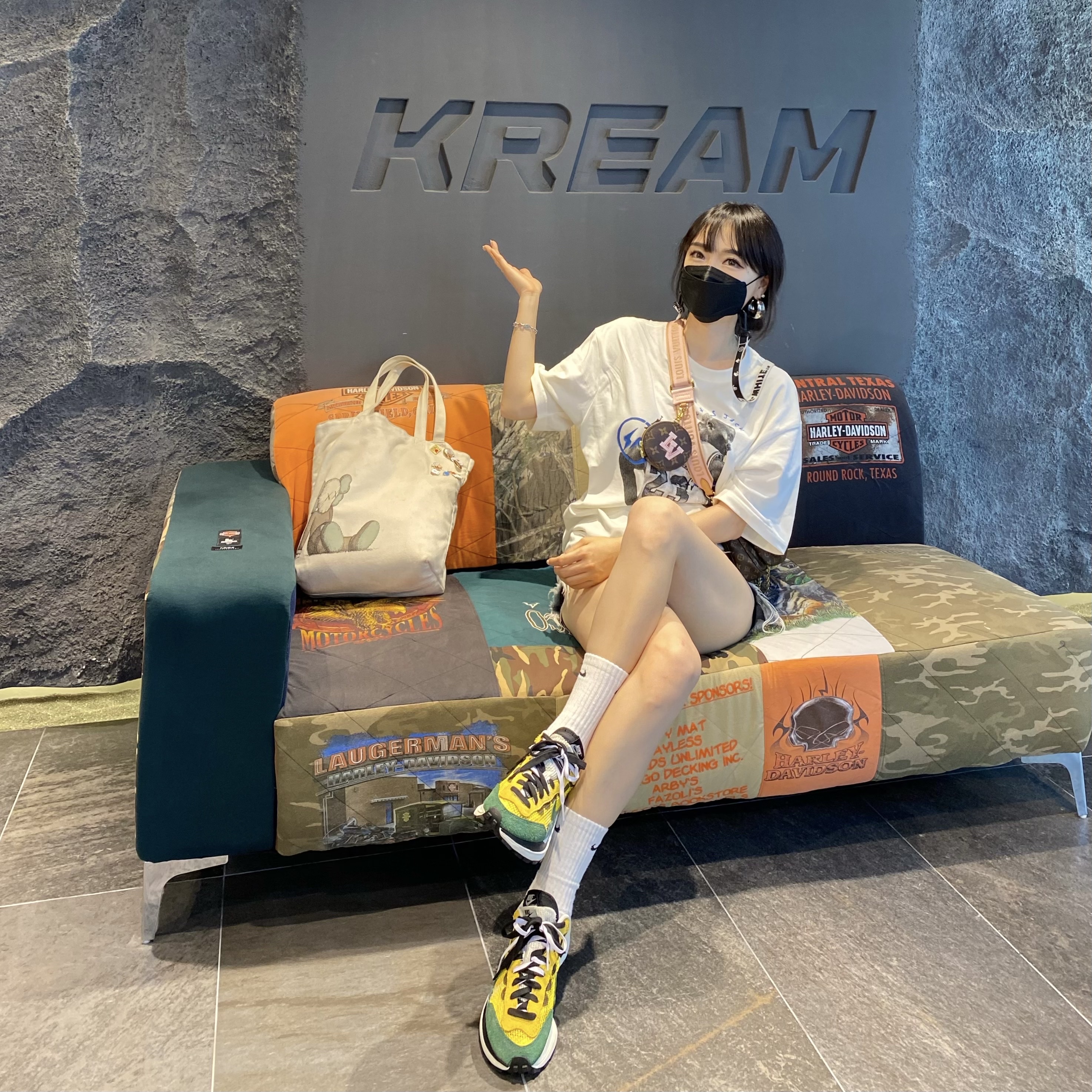 Nike x Sacai VaporWaffle Tour Yellow & Gorge Green Sail, Jordan x Travis Scott x Fragment T-Shirt Sail (DJ0619-133) 착용 스타일 - 1