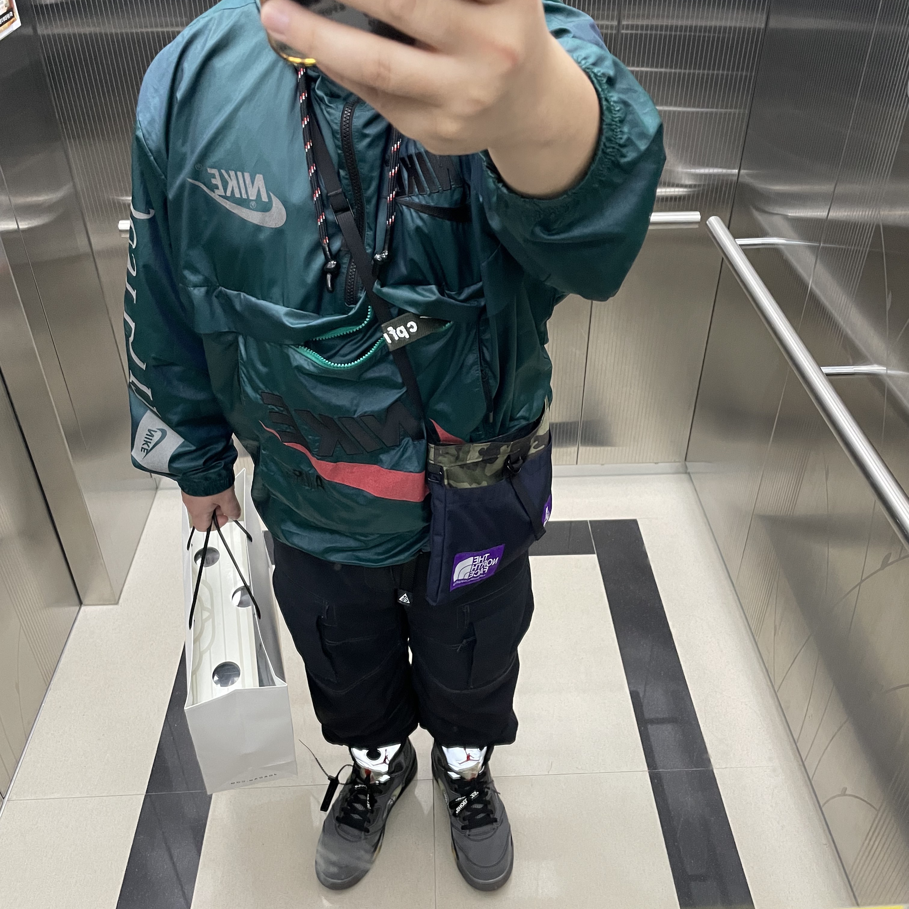 Jordan 5 x Off-White Retro SP Black Muslin, Palace x The North Face Purple Label Cordura Nylon Shoulder Bag Navy 착용 스타일