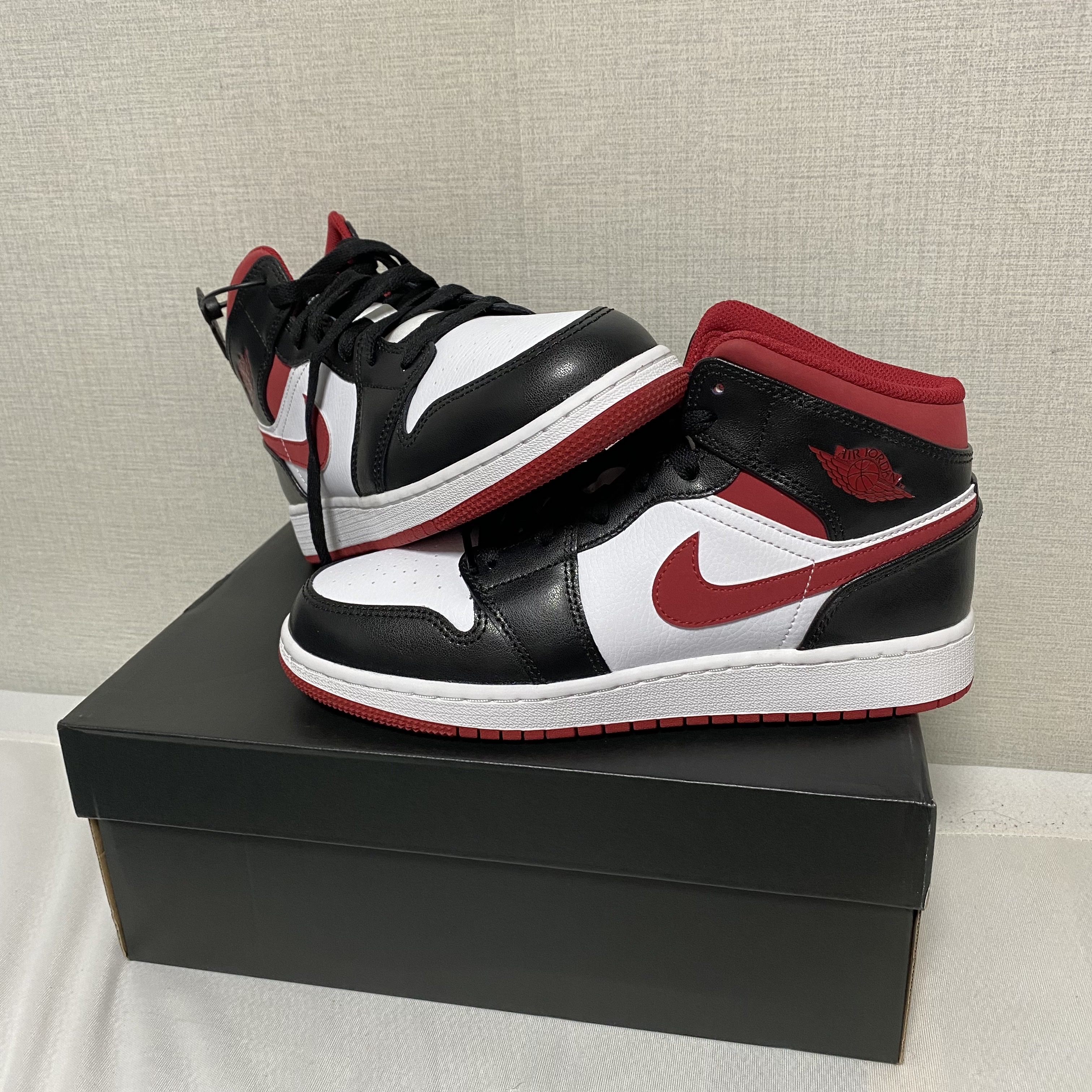 (GS) Jordan 1 Mid Gym Red Black White 착용 스타일 - 1