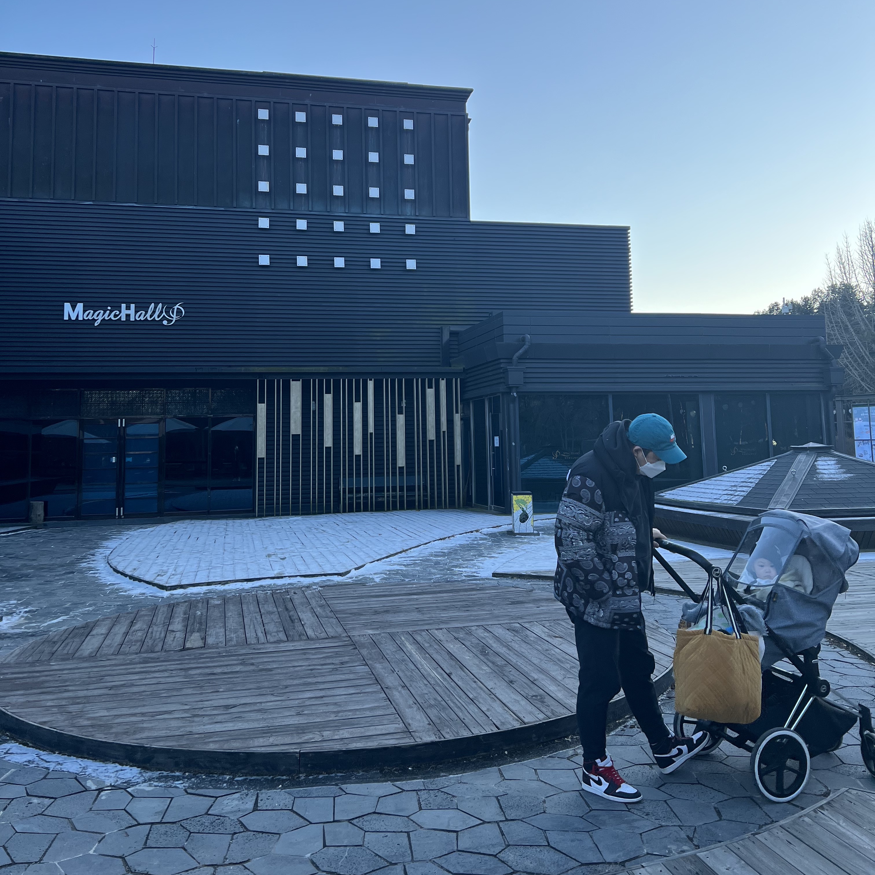 The North Face Nuptse Down Jacket Black, Jordan 1 Retro High OG Bloodline 착용 스타일 - 1