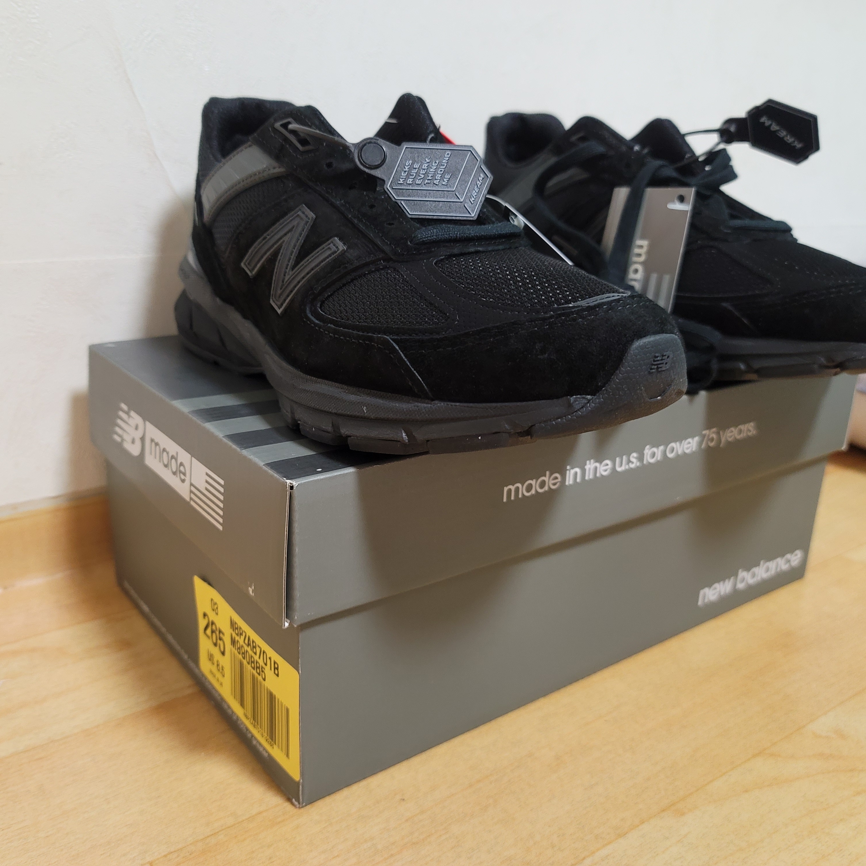 New Balance 990v5 Made in USA Triple Black - D Standard 착용 스타일 - 2