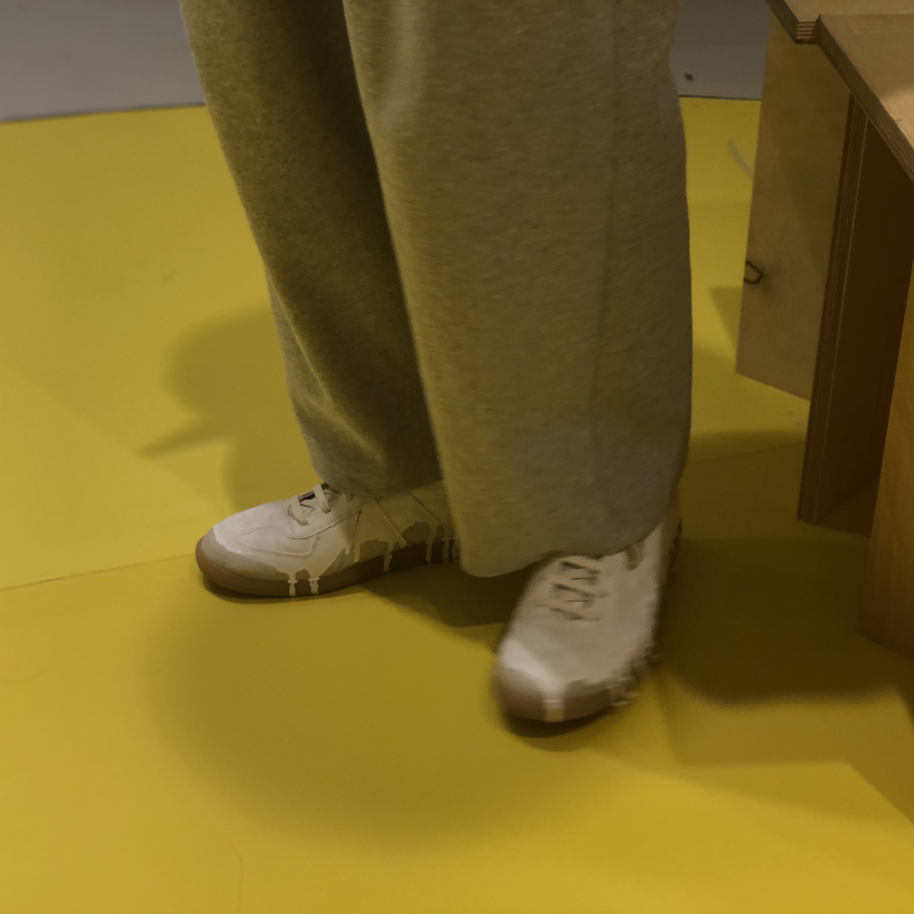 Maison Margiela Canvas Paint White Replica Sneakers 착용 스타일