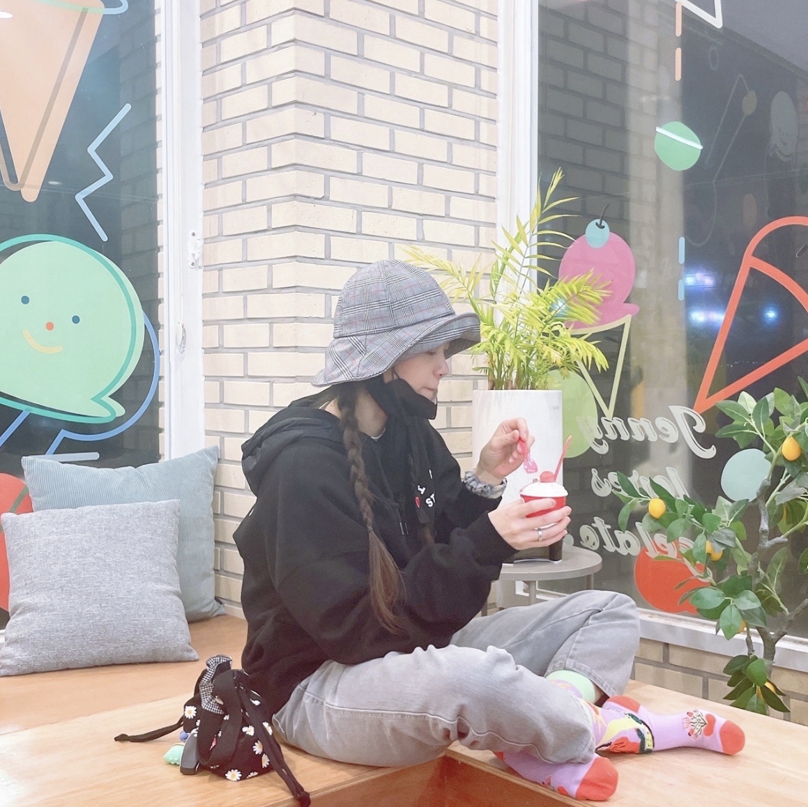 IAB Studio Woven Hoodie Black 착용 스타일
