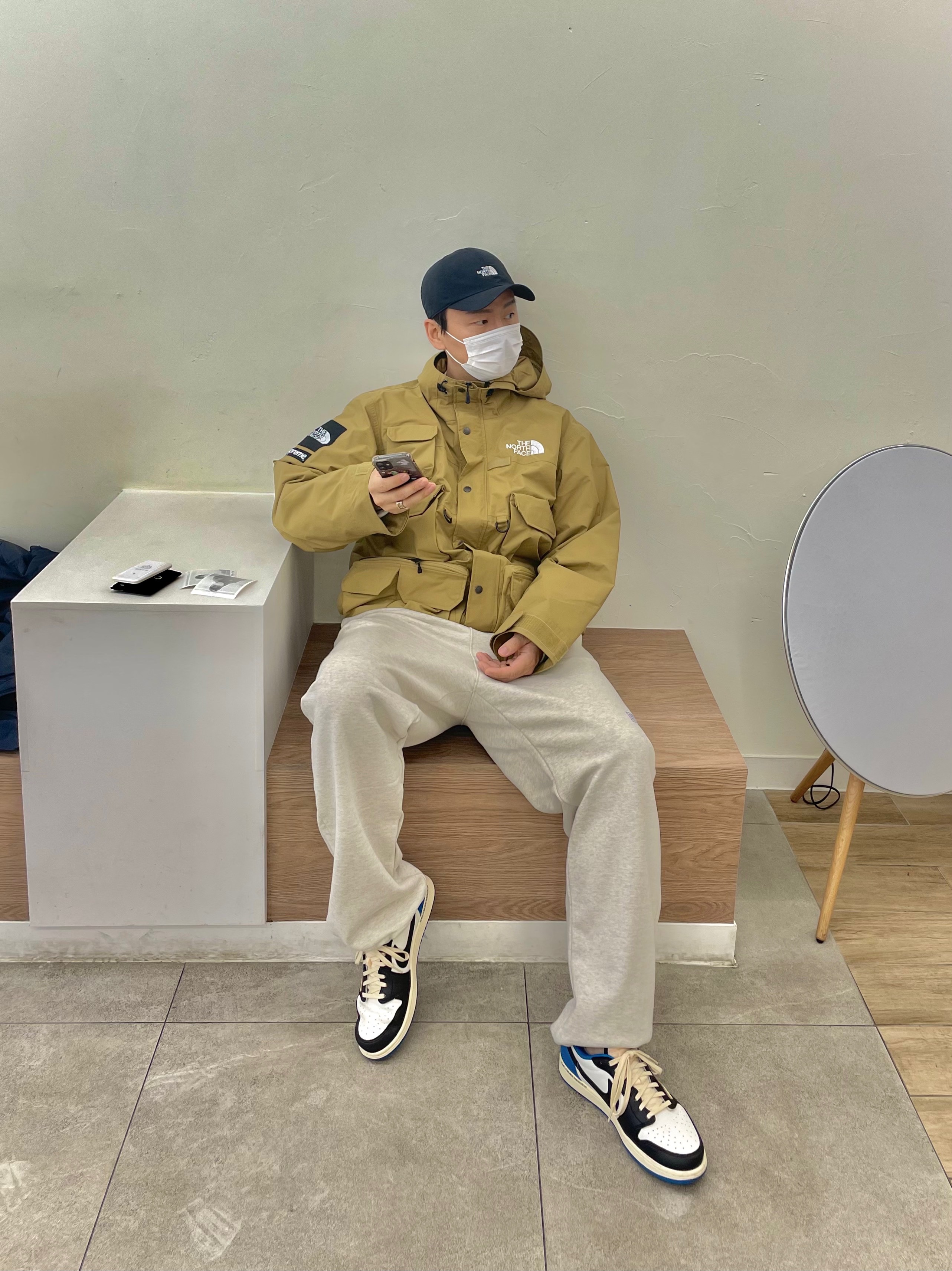 Supreme x The North Face Cargo Jacket Gold - 20SS, Jordan 1 x Travis Scott x Fragment Retro Low OG SP Military Blue 착용 스타일